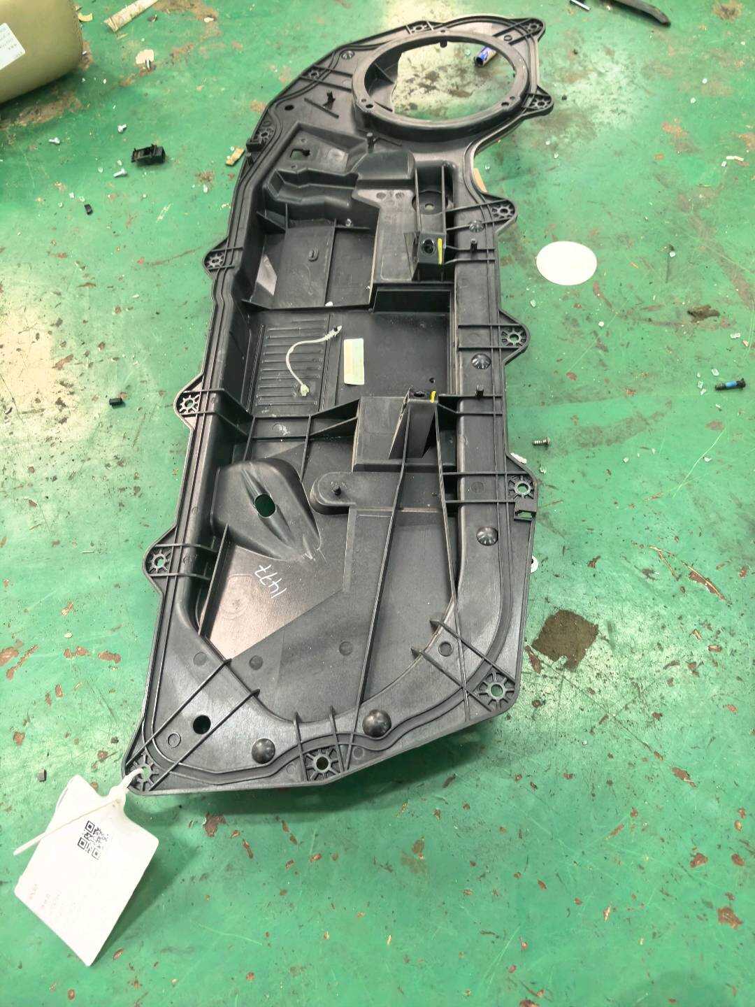 LR027354 Front Door Center Divider, Left