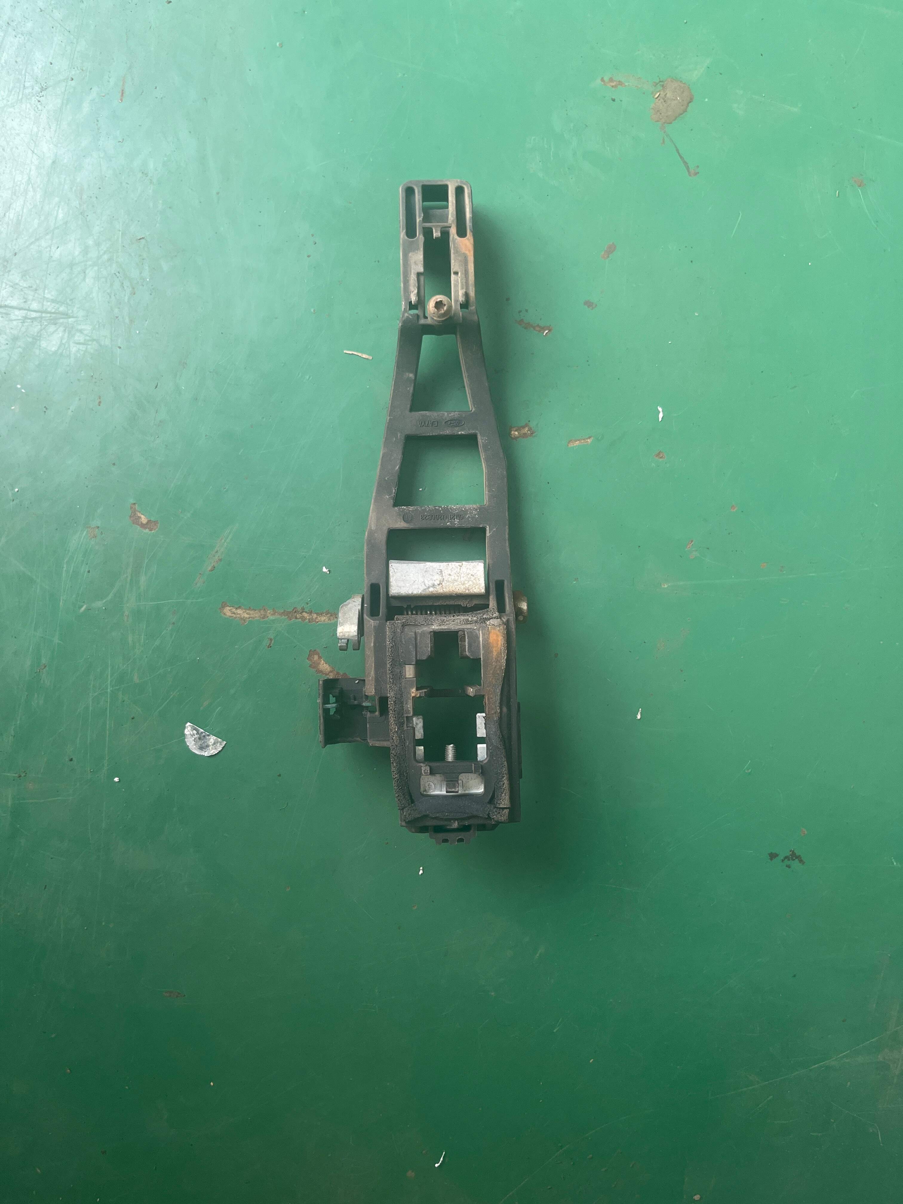 6M21U266B22AF 后门外拉手固定框(右)