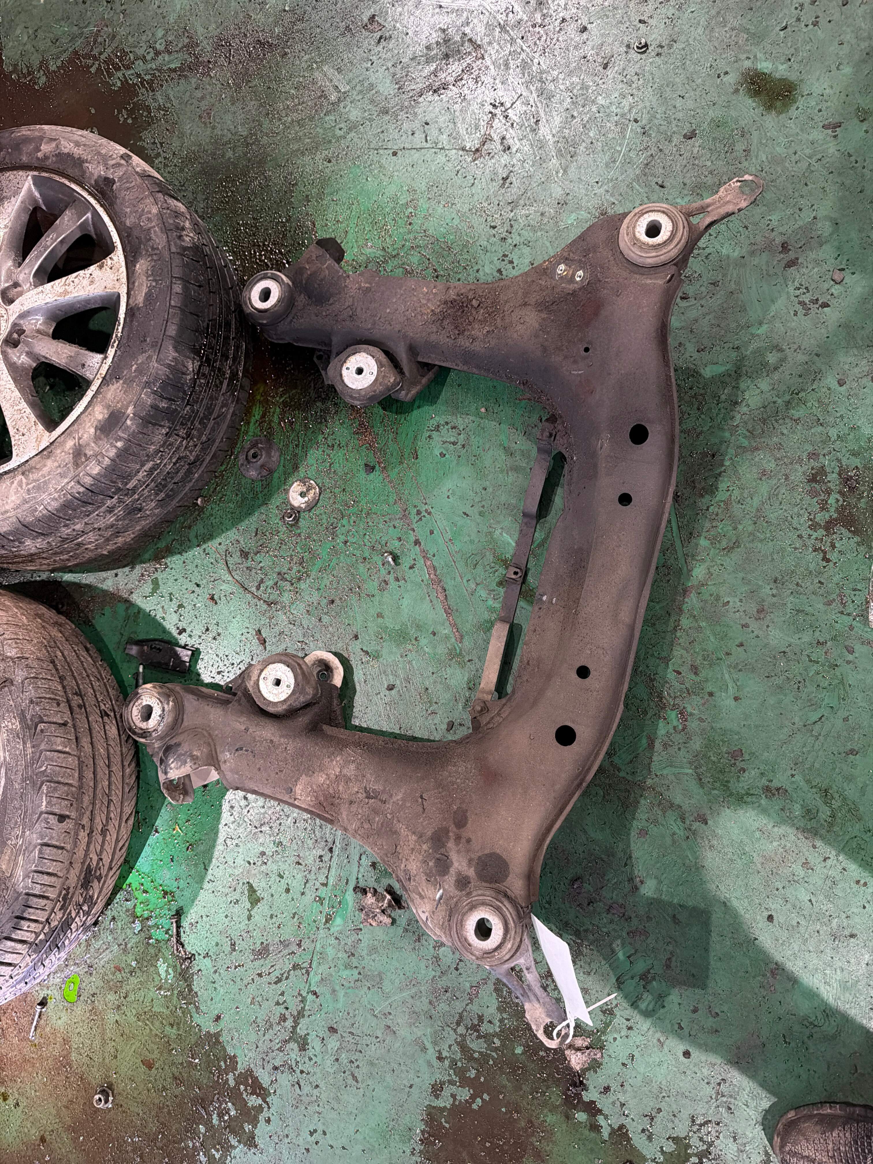 8E0399313BE Subframe Crossmember