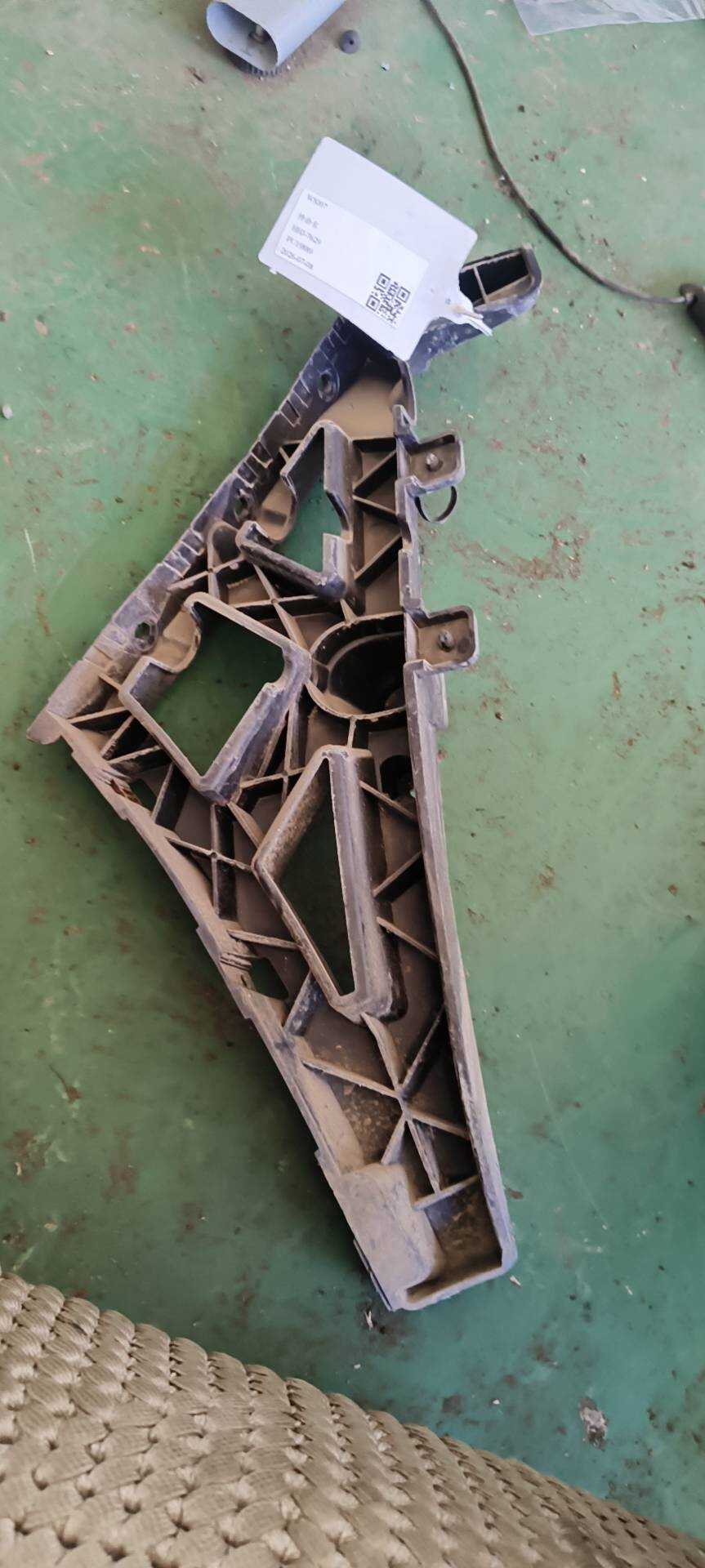 T4N3041 Rear Bumper Bracket, Left