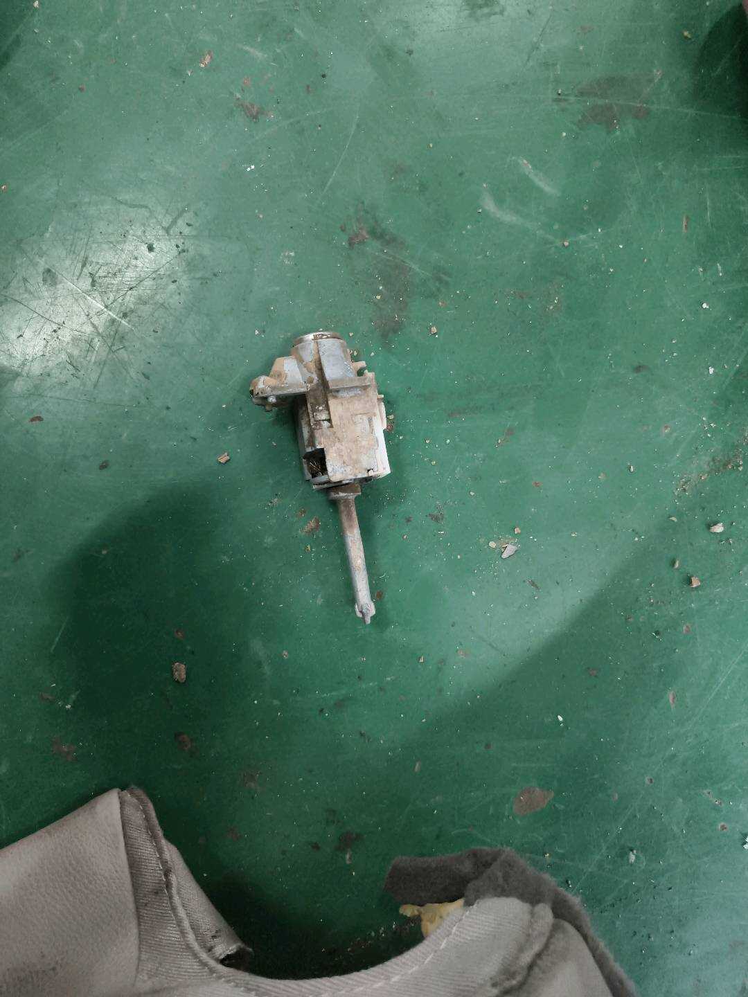 51217290471 前门锁芯(左)