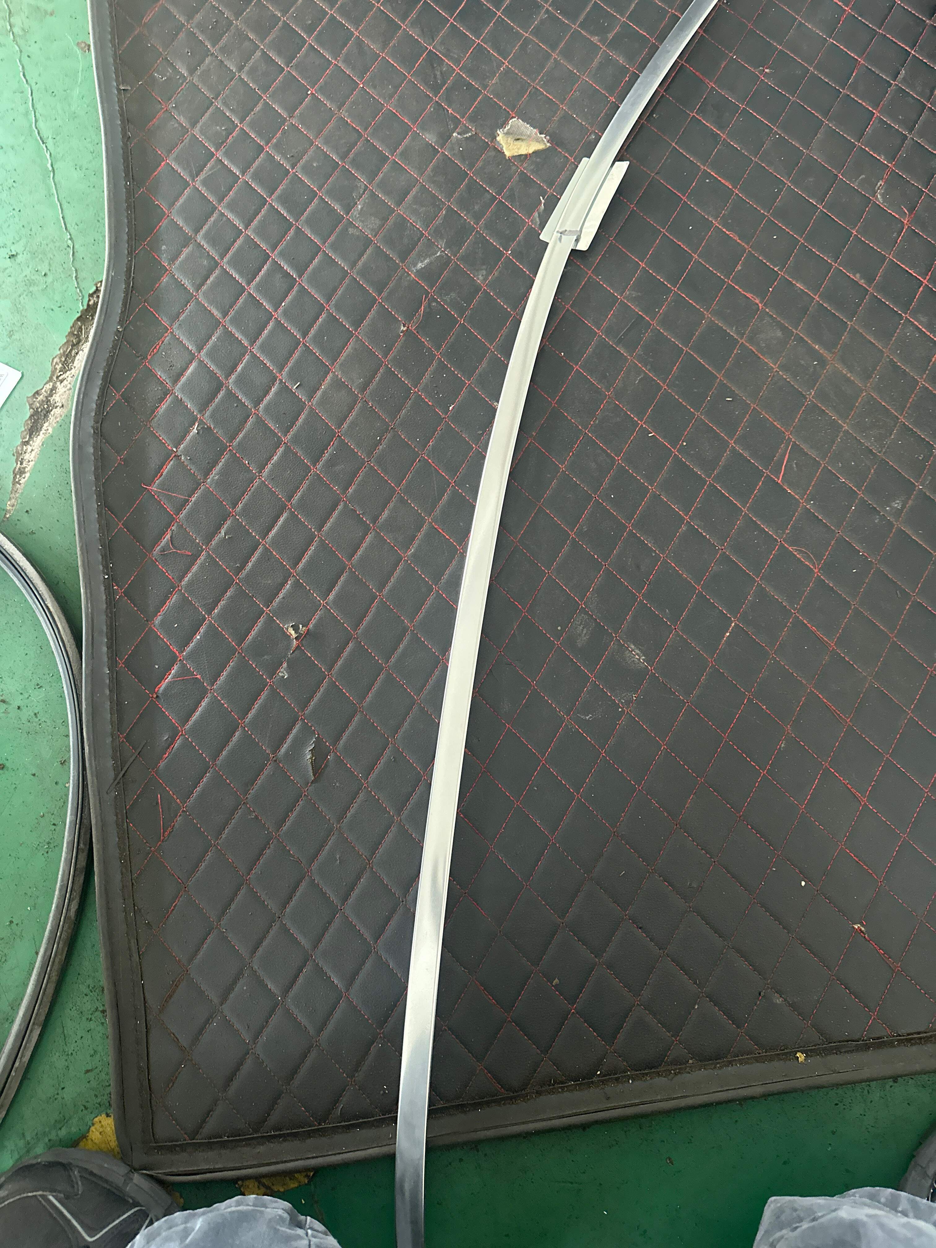 A2537255101 前门玻璃外饰条(左上)