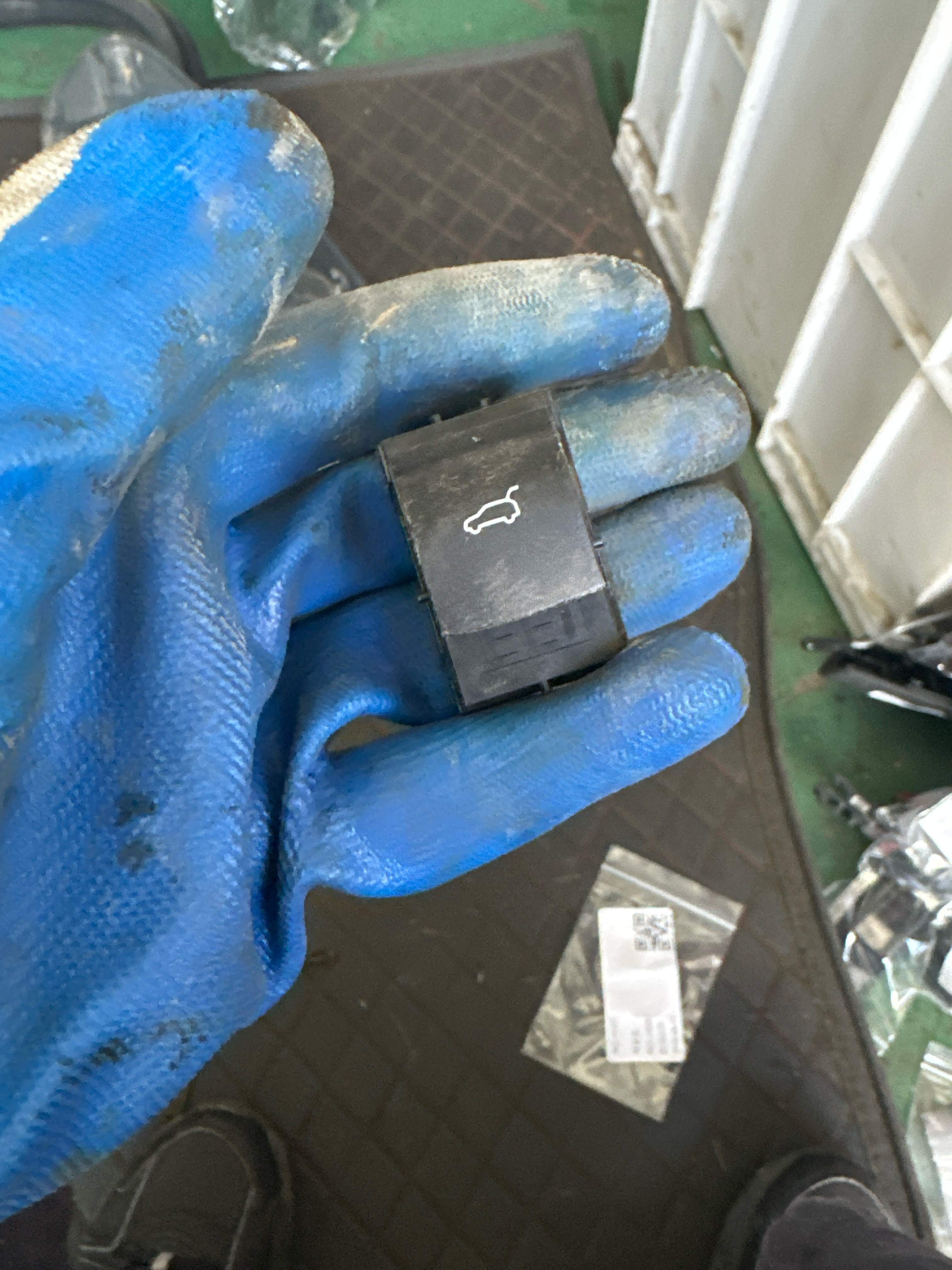 61319299447 Trunk Lid Release Switch (Interior)