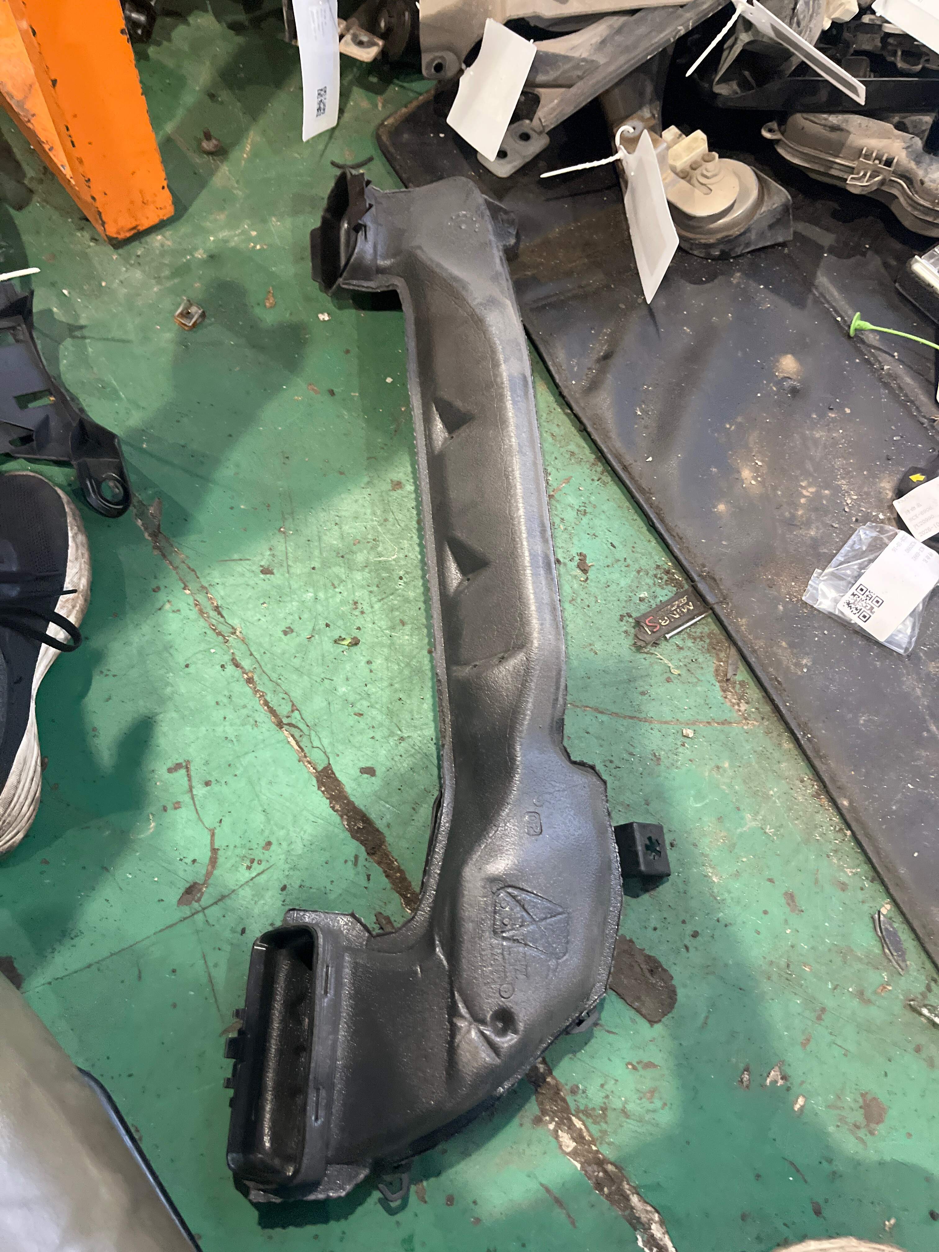 64226837139 Dashboard A/C Duct, Left