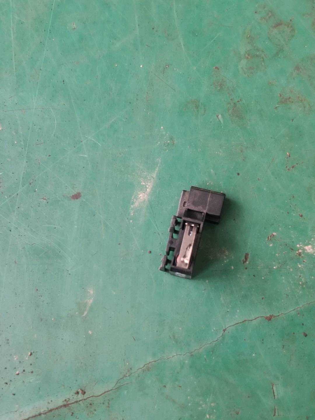 51247124470 尾盖开启开关