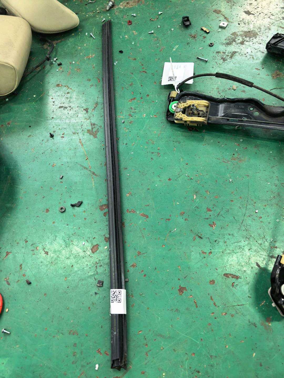 LR027349 Front Door Window Molding (Left Inner)