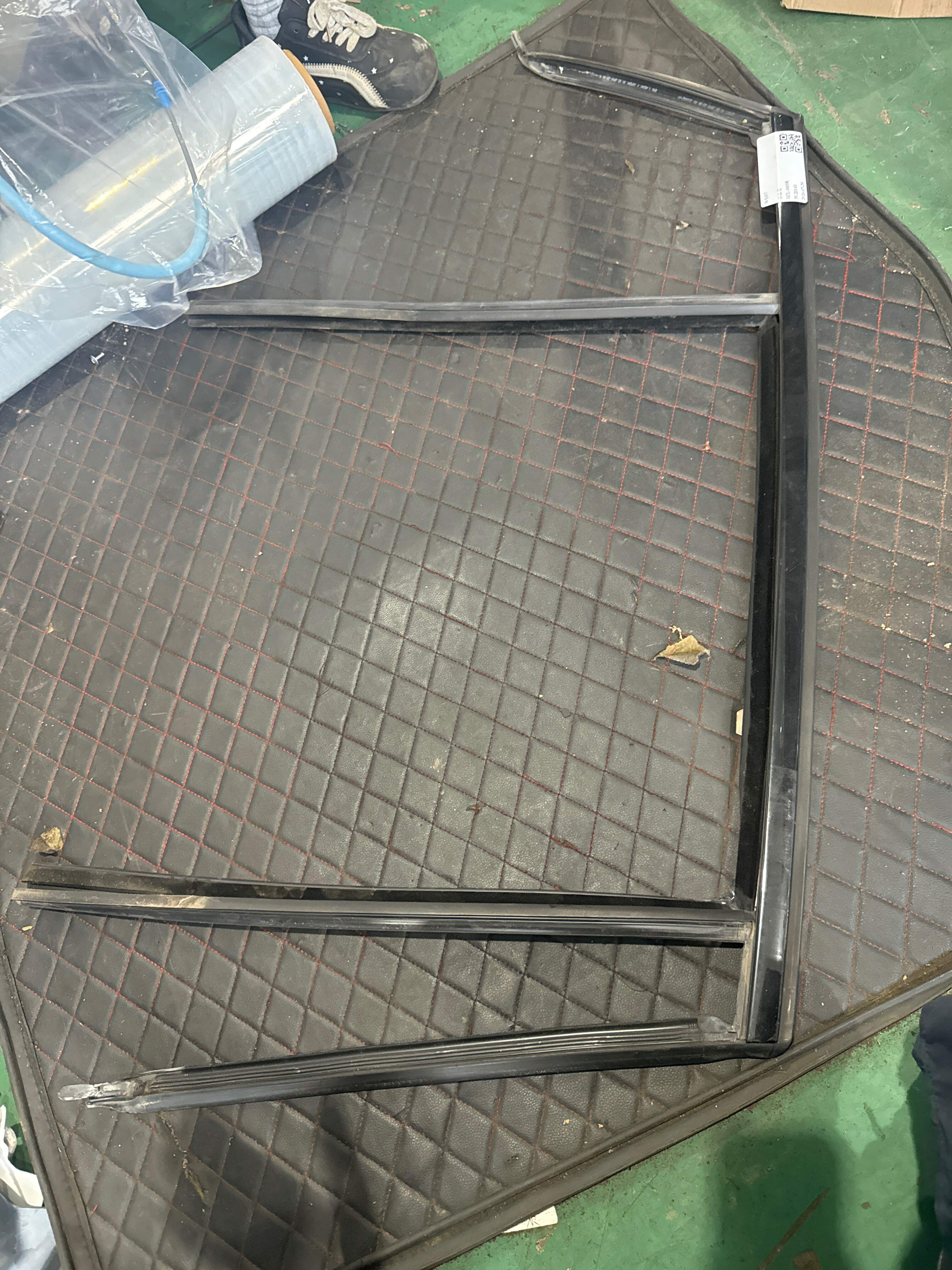 51357416500 后门玻璃绒槽(右)
