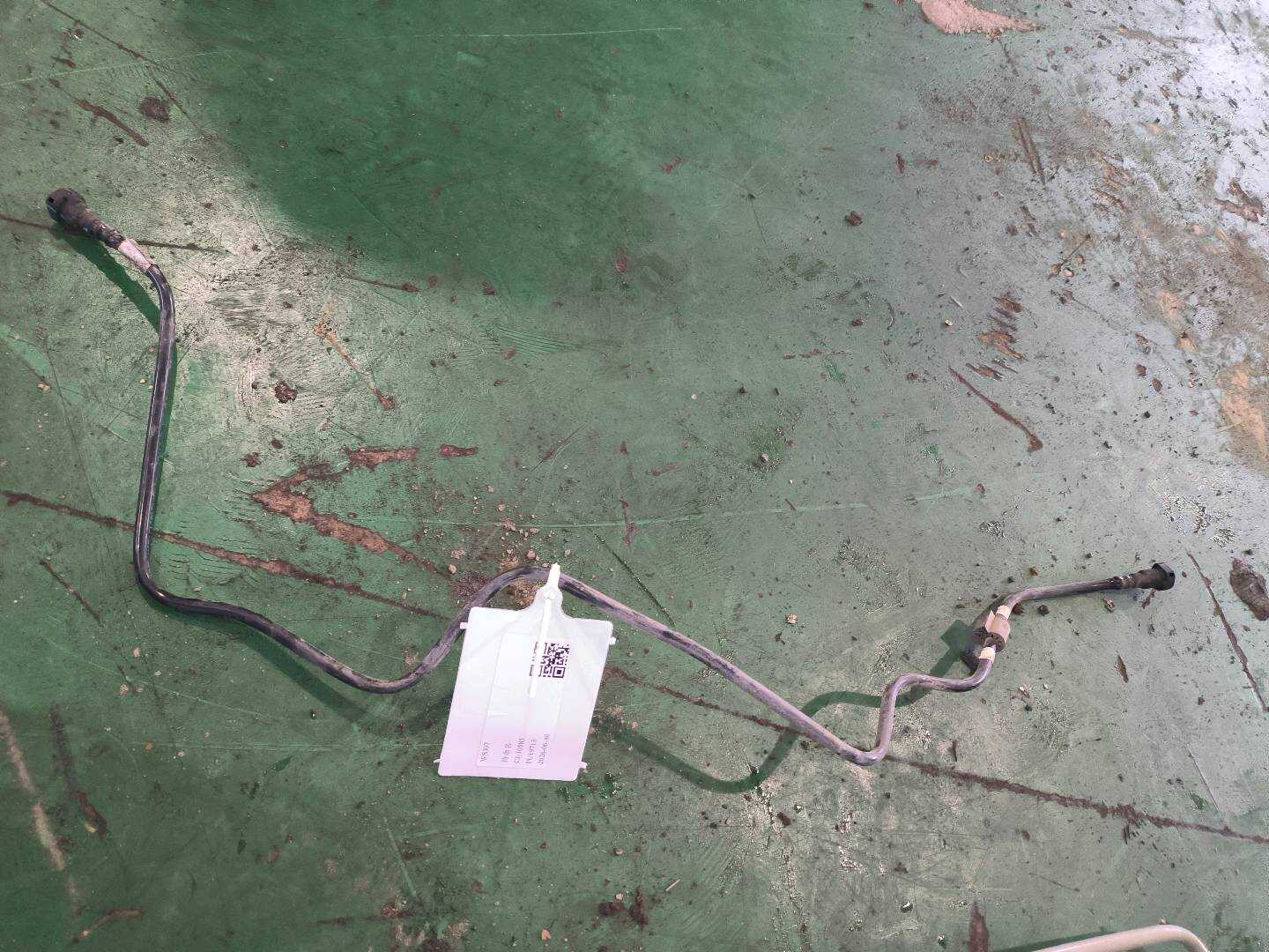 L8R0201220A 燃油箱输油管