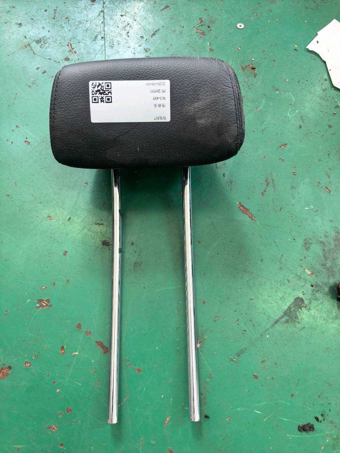 A21297011789E43 后座椅头枕(中)