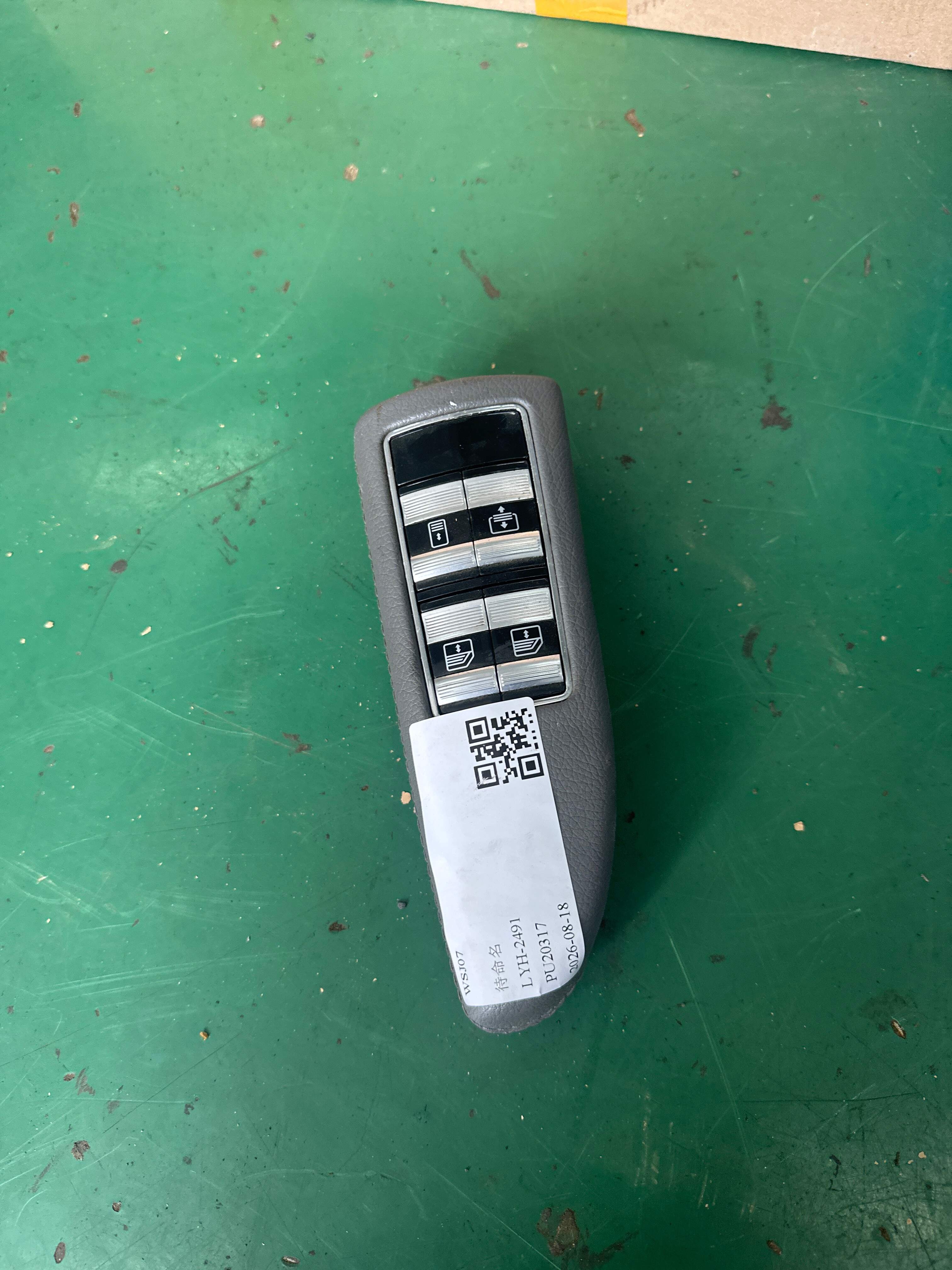A22182145517J22 后门玻璃升降开关(右)