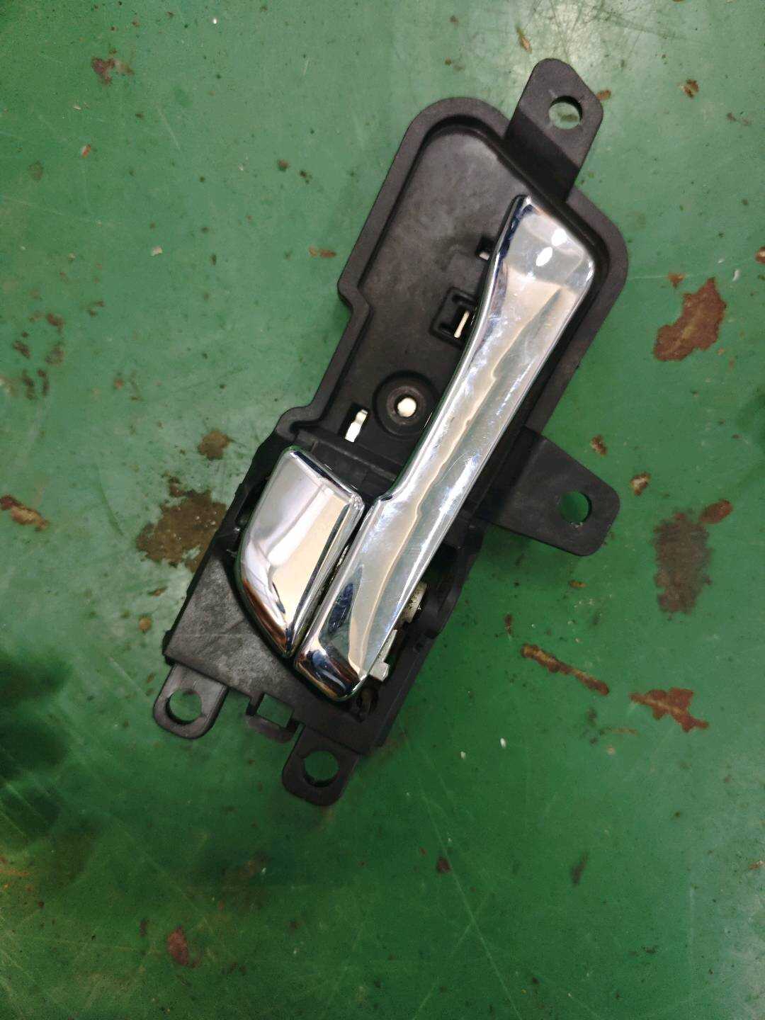 826103S010 前门内拉手(左)