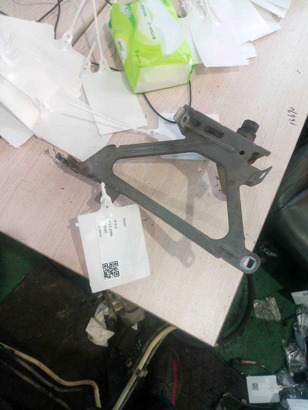 41357207186 前叶子板固定架（右前下）