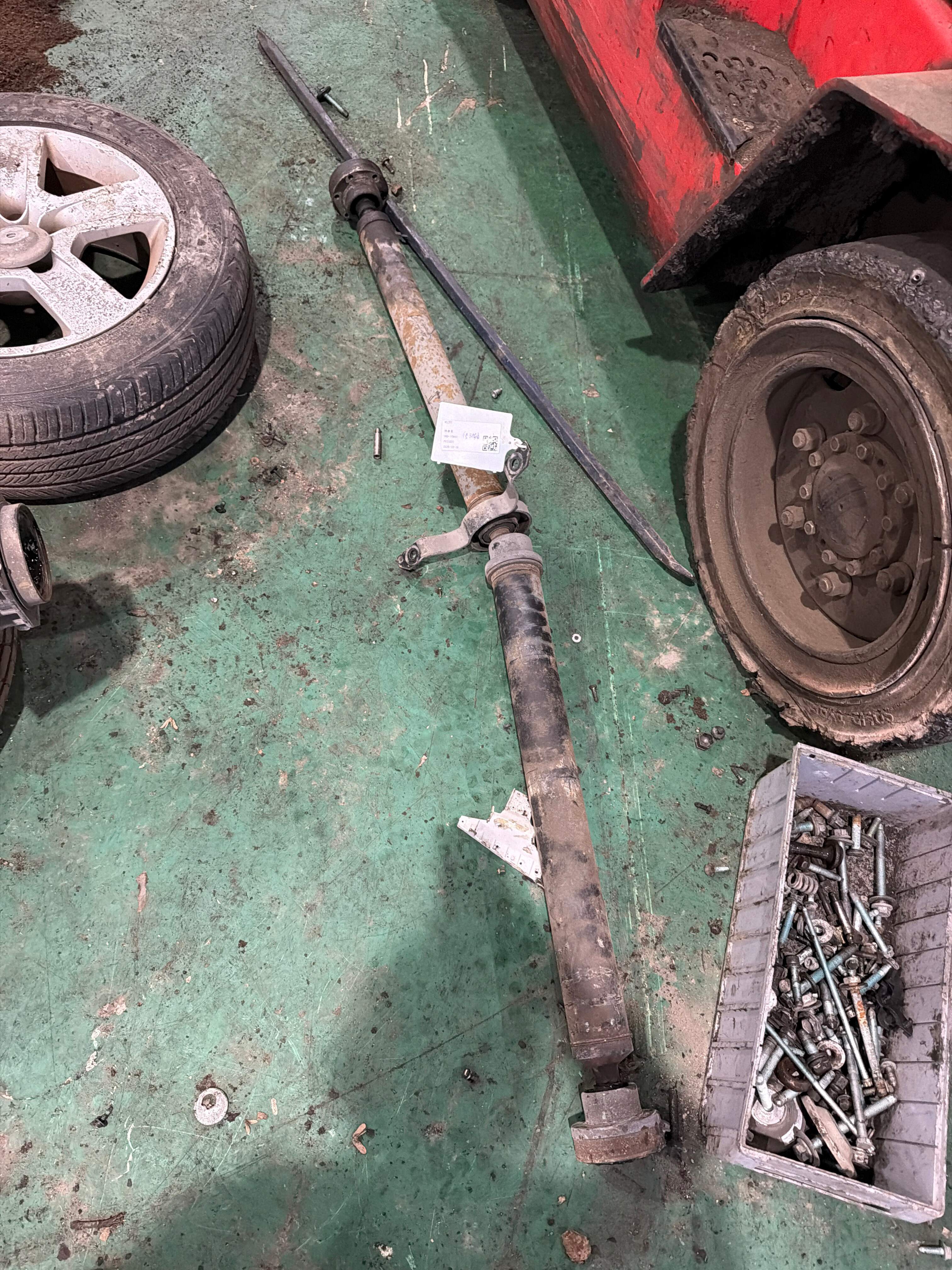 8E0521101T Drive Shaft Assembly