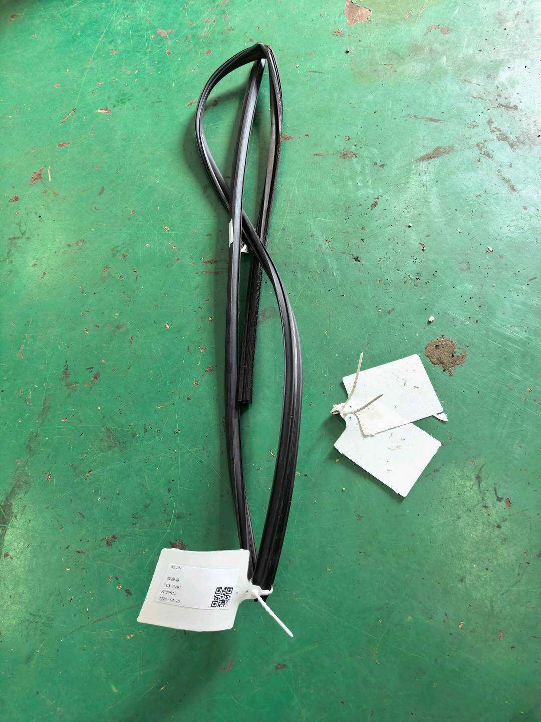 6814112511 前门玻璃绒槽（右）