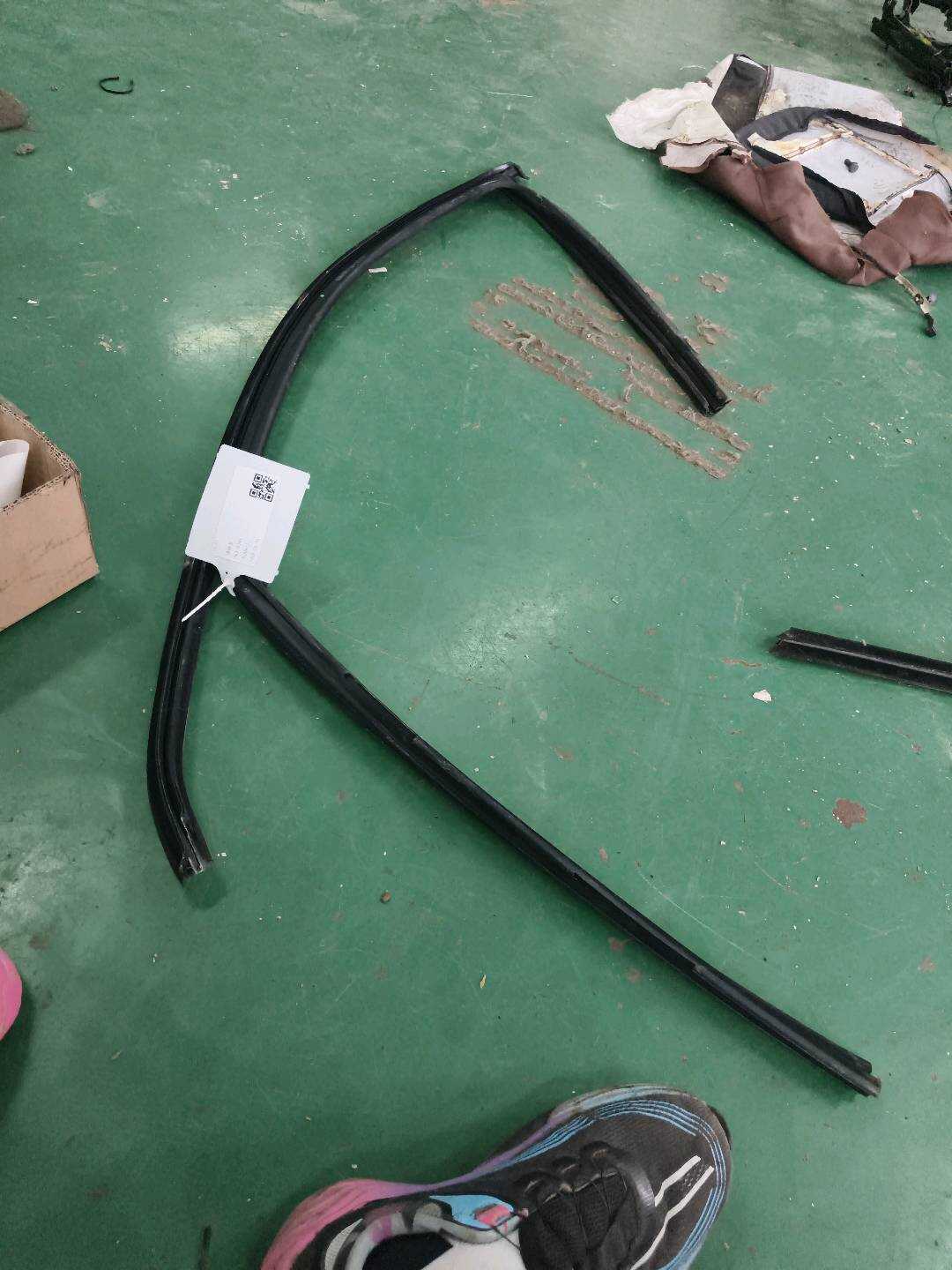 5N0837432G 前门玻璃绒槽(右)