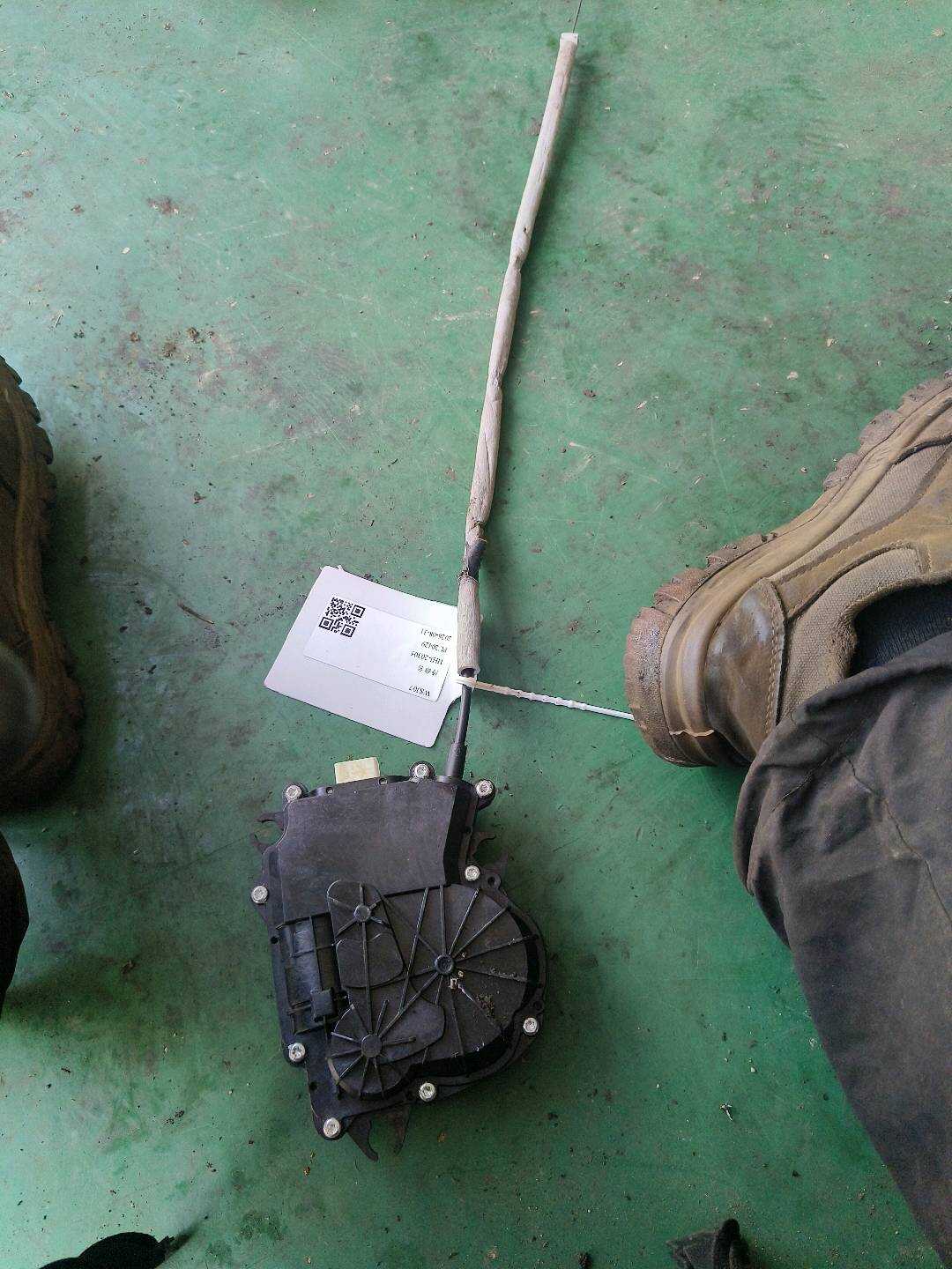 51247318696 尾盖锁电动机