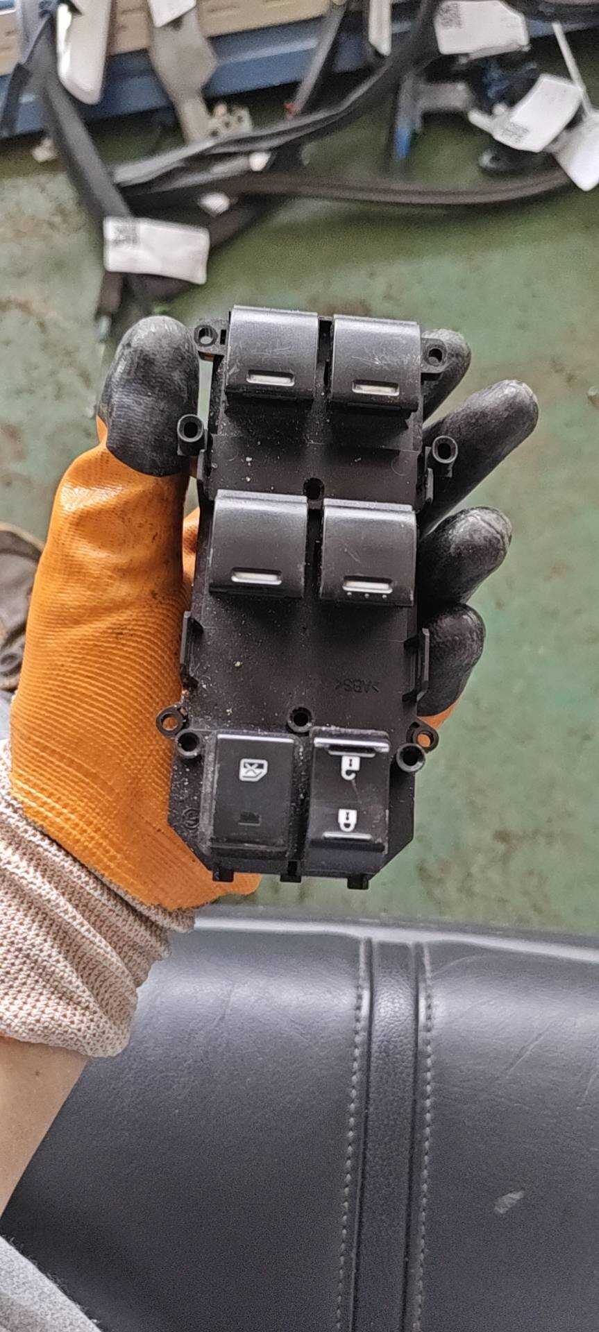 35750TZ8H01 前门玻璃升降开关(左)