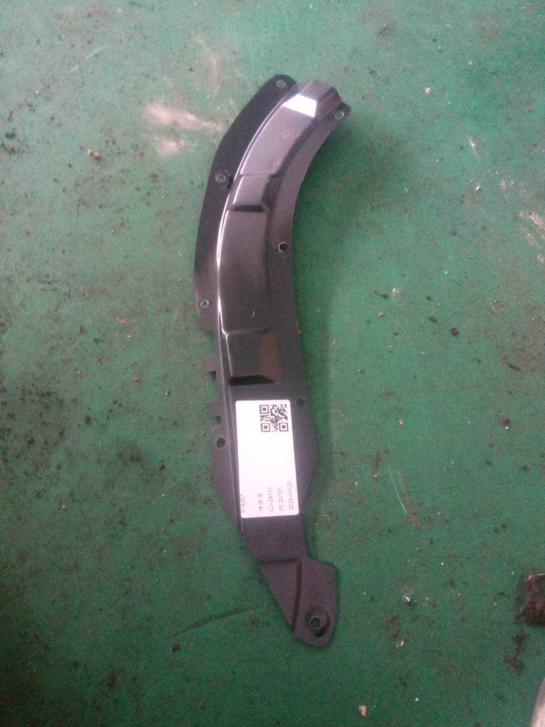 61136908026 盖板 右