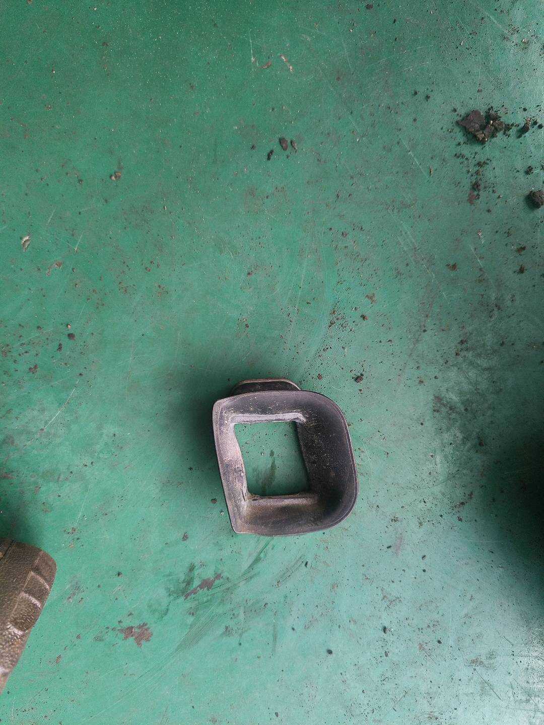51217339356 前门限位器盖(右)