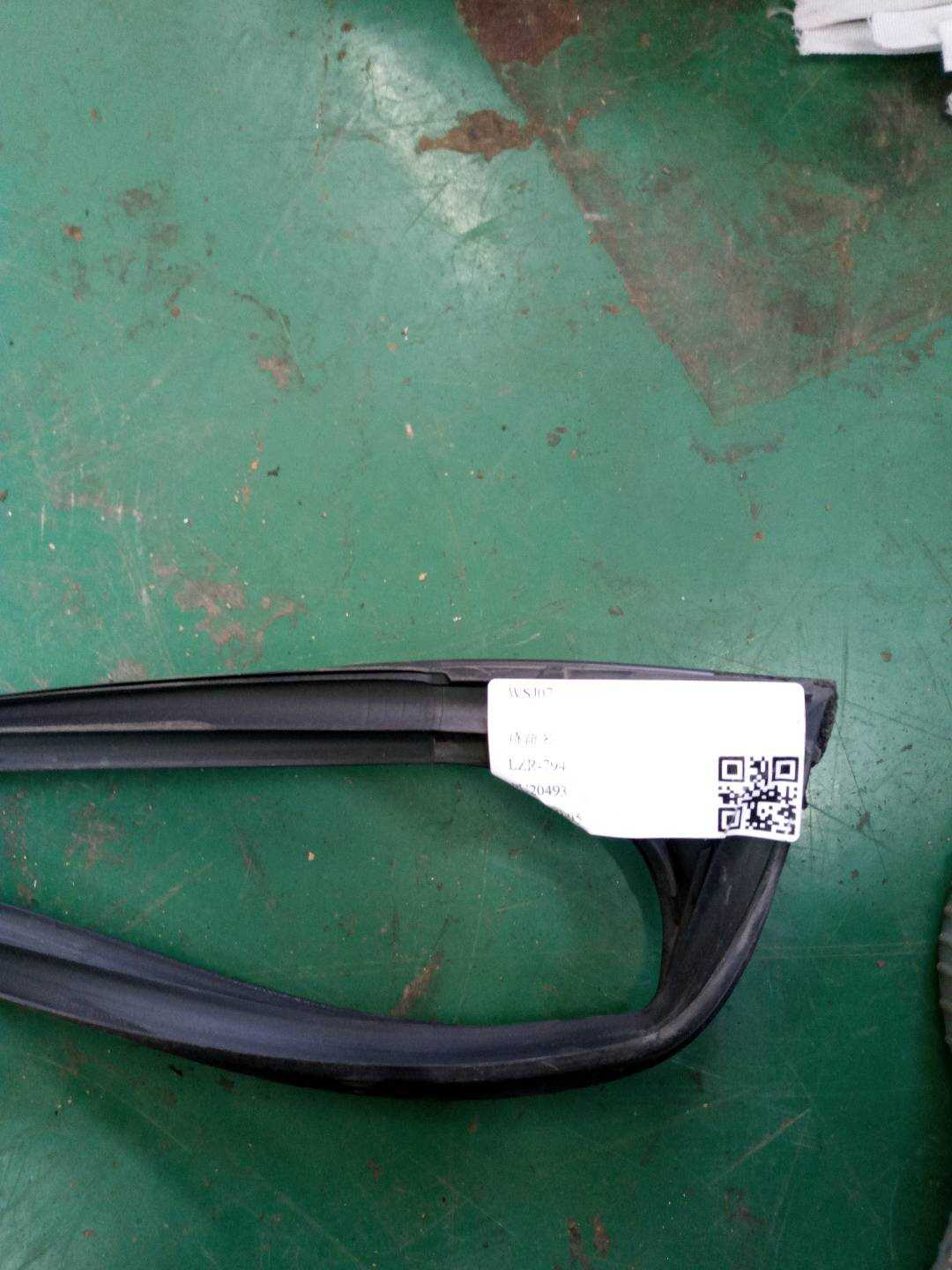 6814148060 前门玻璃绒槽(右)