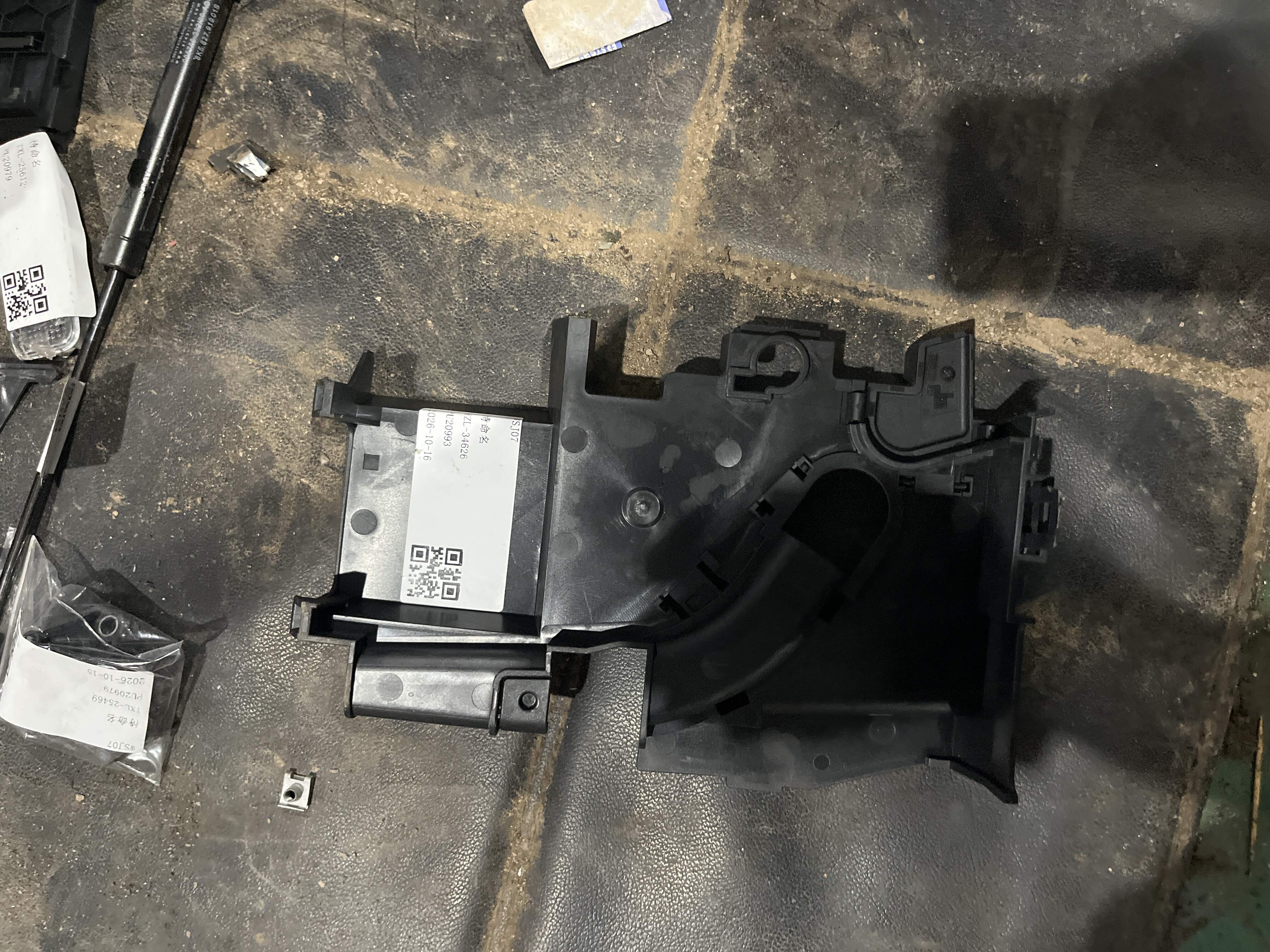 4L0937555A 发动机保险盒上盖