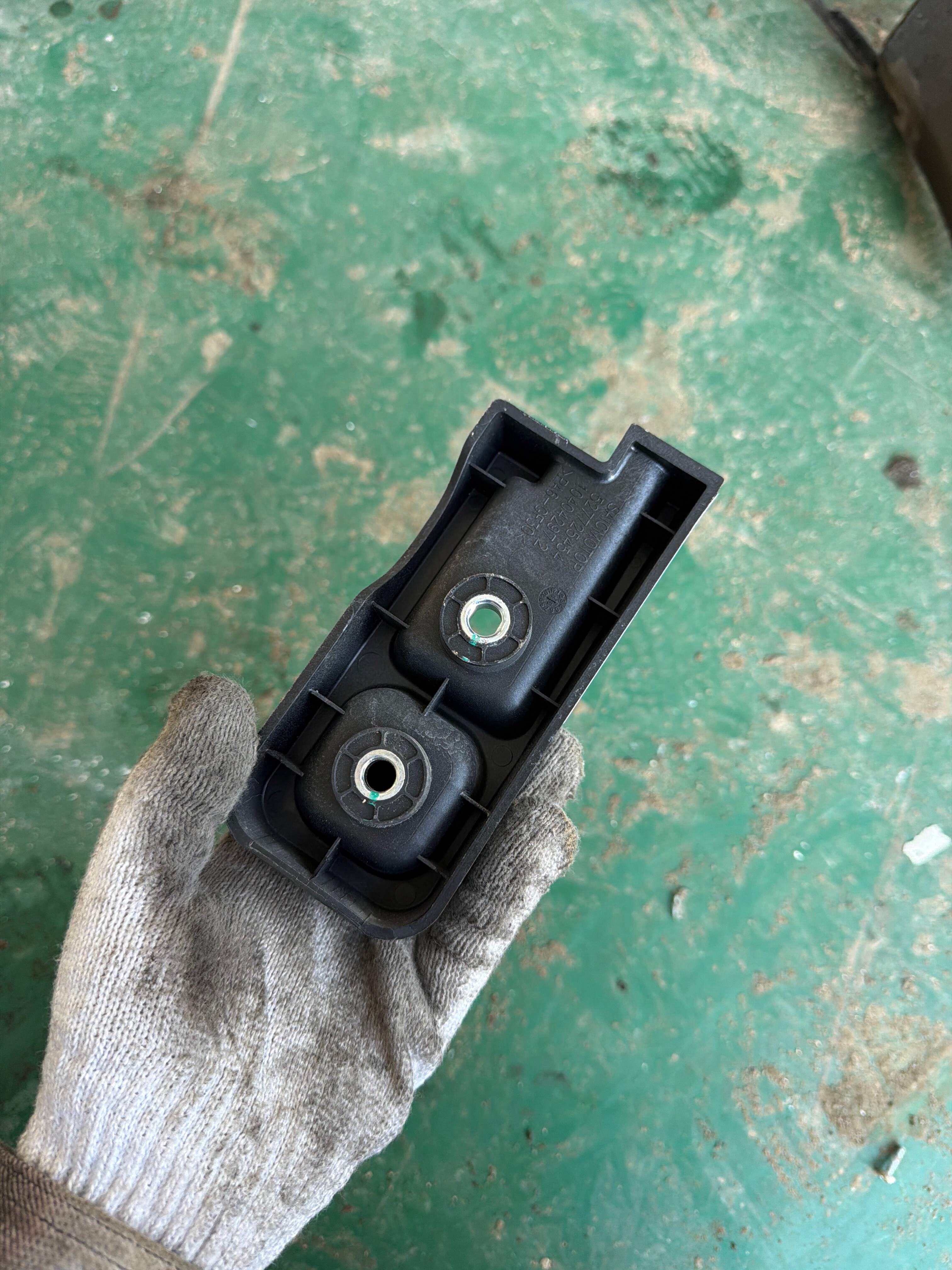 10404297 Trunk Carpet Bracket