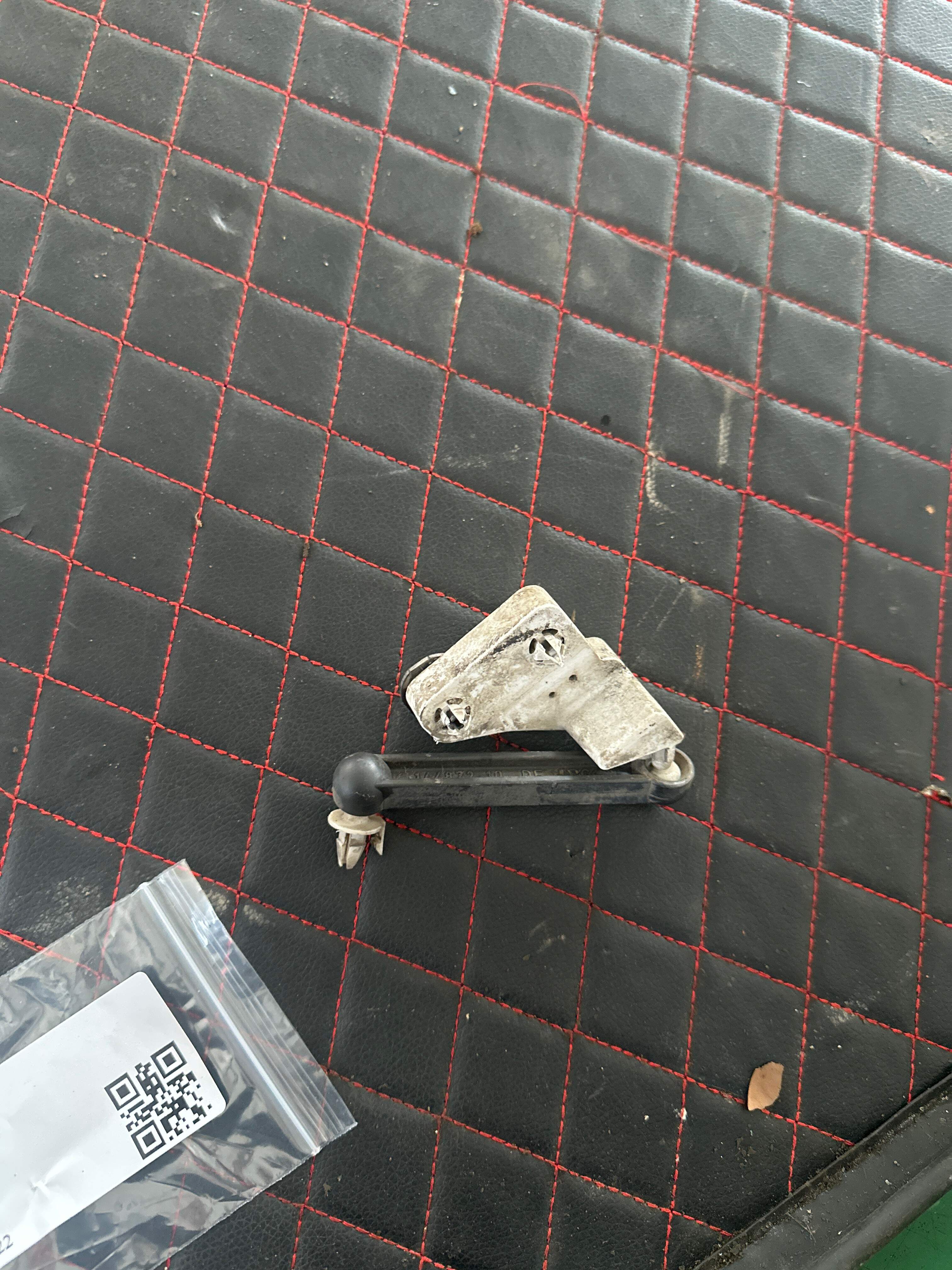 37148851838 车身高度传感器支架