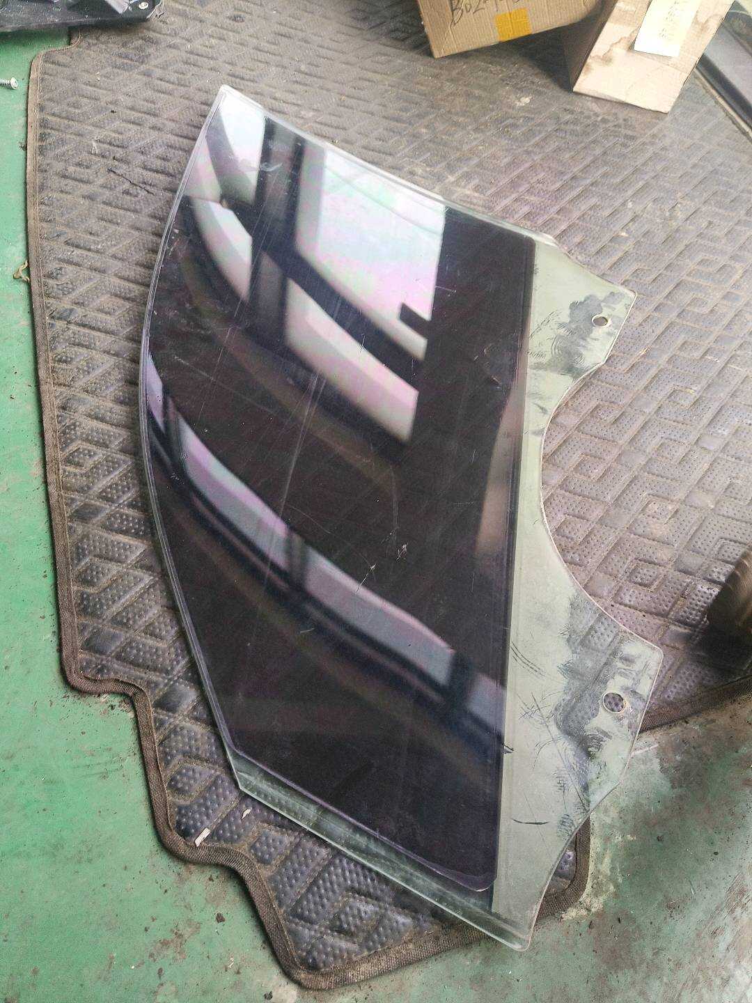 51332458069 前门玻璃(右)