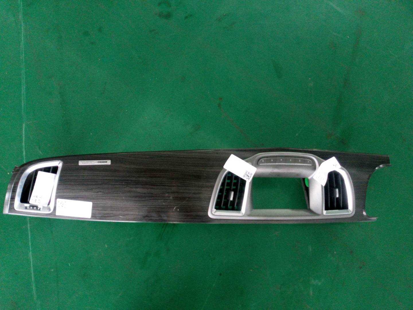 9013676 Dashboard Center Vent Trim Panel (With Vent)
