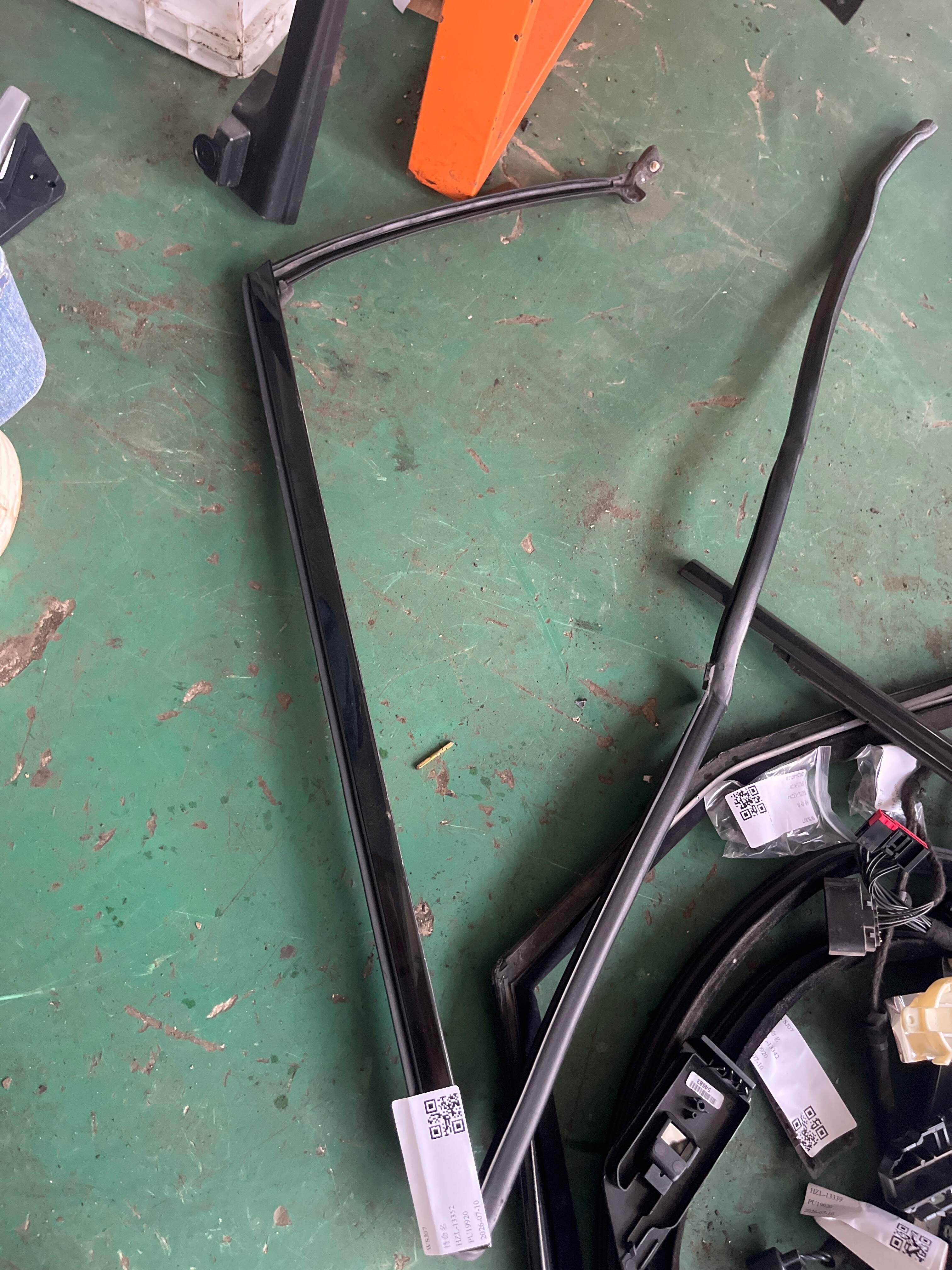 LR033109 Rear Door Seal Strip (Upper Left)