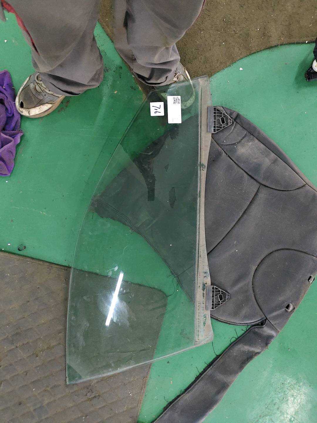 L8E0845022D Front Door Glass, Right