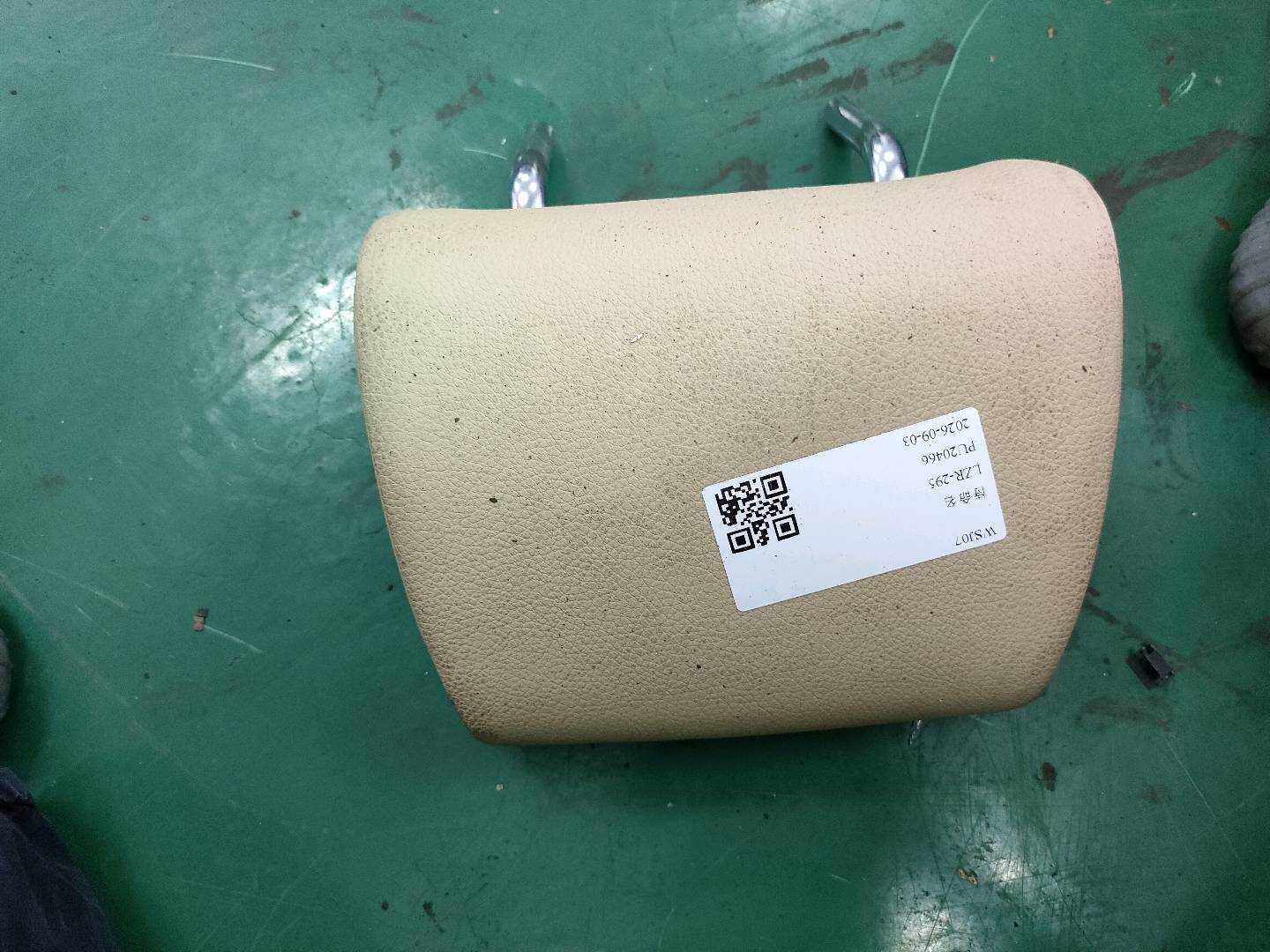 52207330948 后座椅头枕(中)