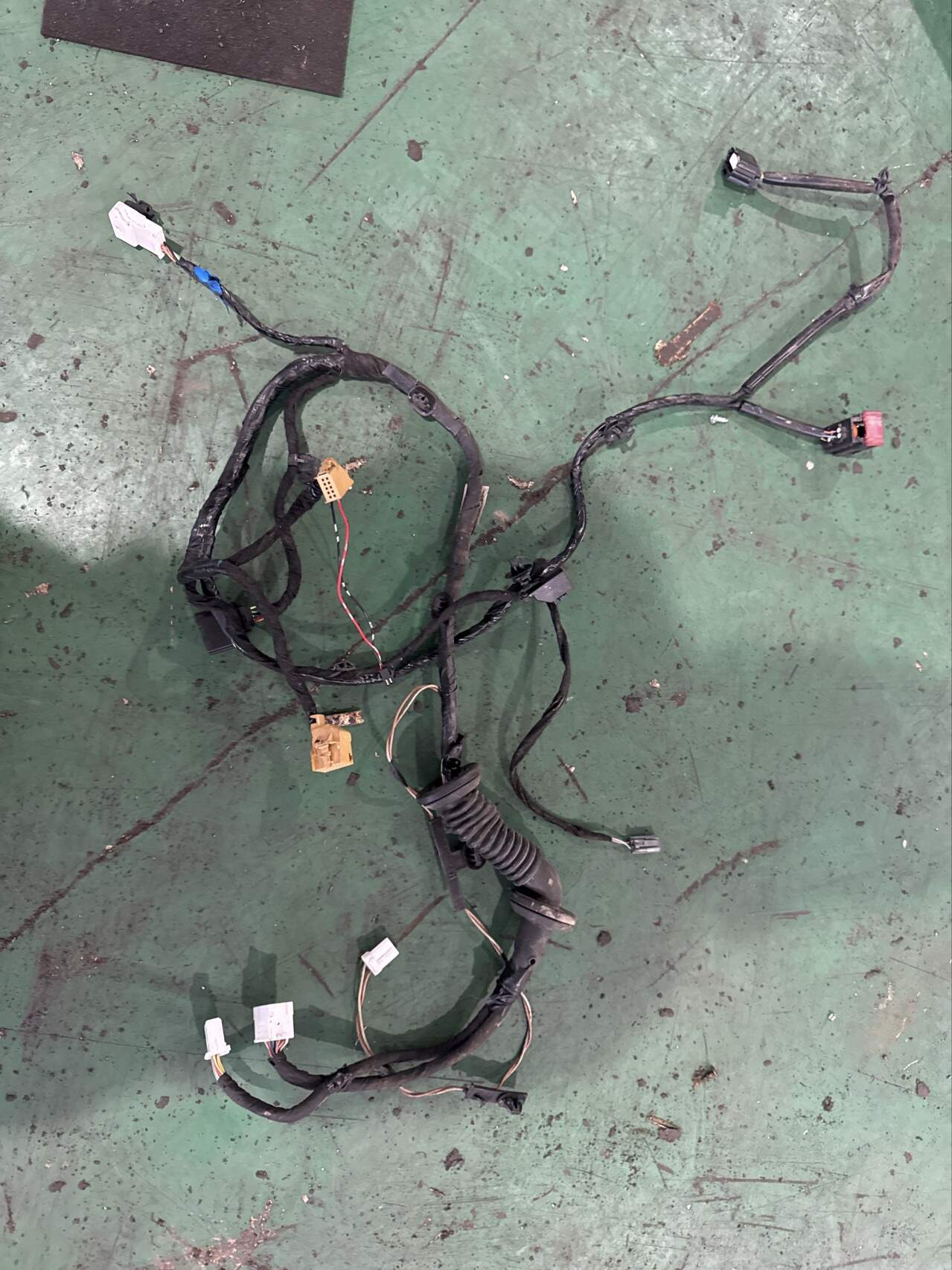 7028023900 Left Front Door Wiring Harness