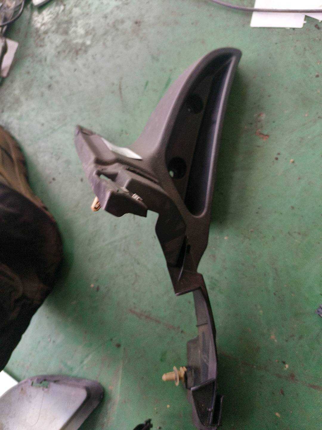 51477369217 C柱杂物箱(左)