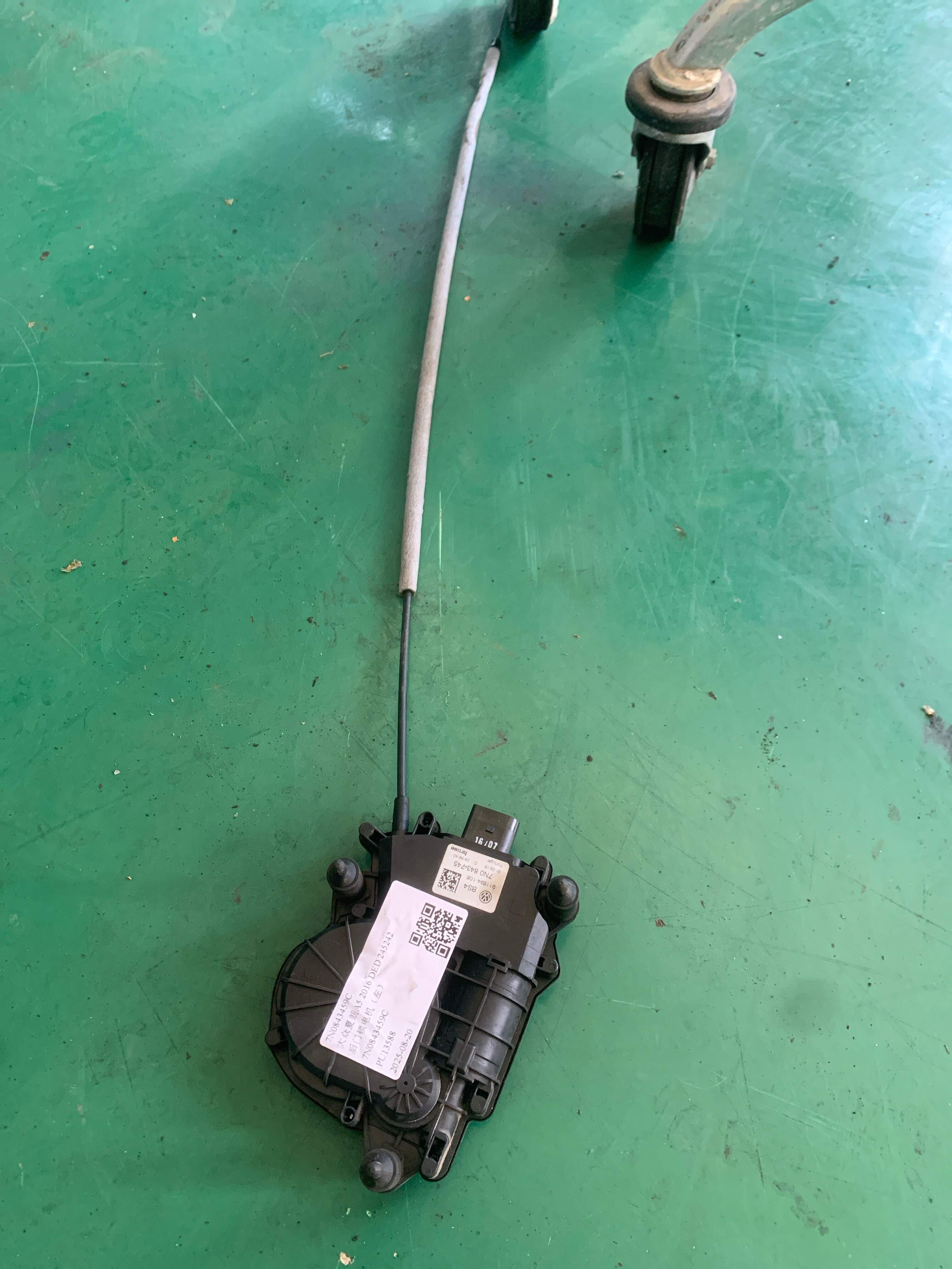 7N0843459C 后门锁电机（右） 后门锁电机（左）