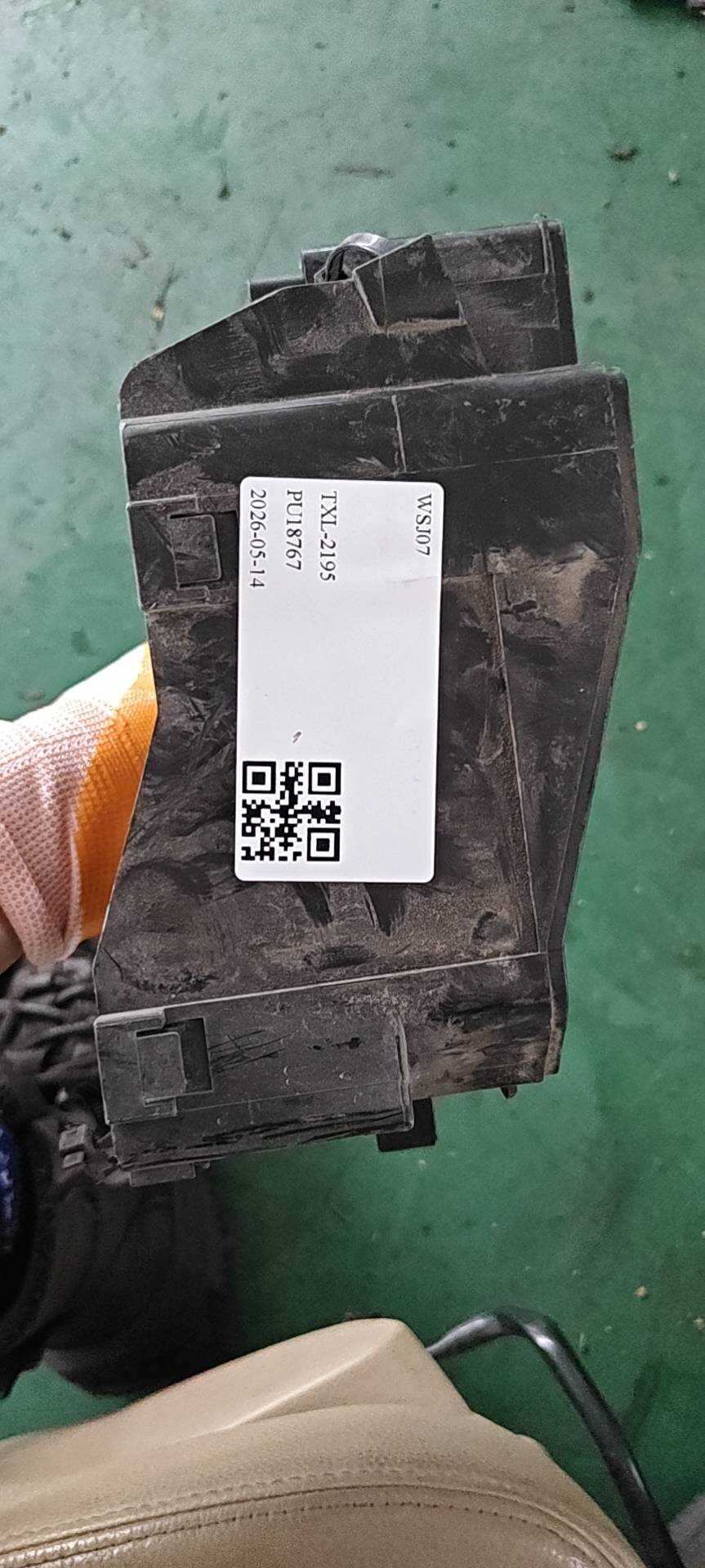 8274242030 发动机保险盒中座(右)