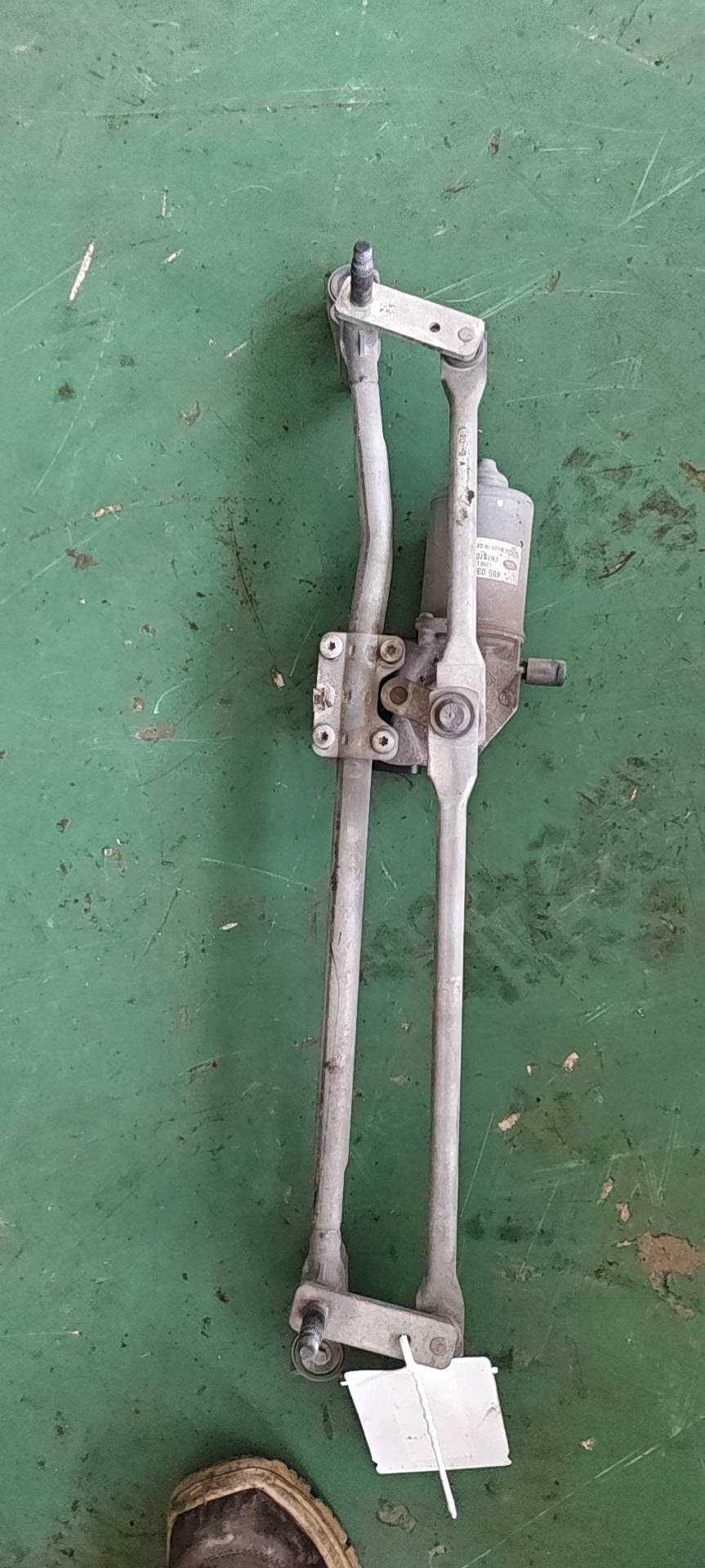 LR002253 Front Windshield Wiper Assembly