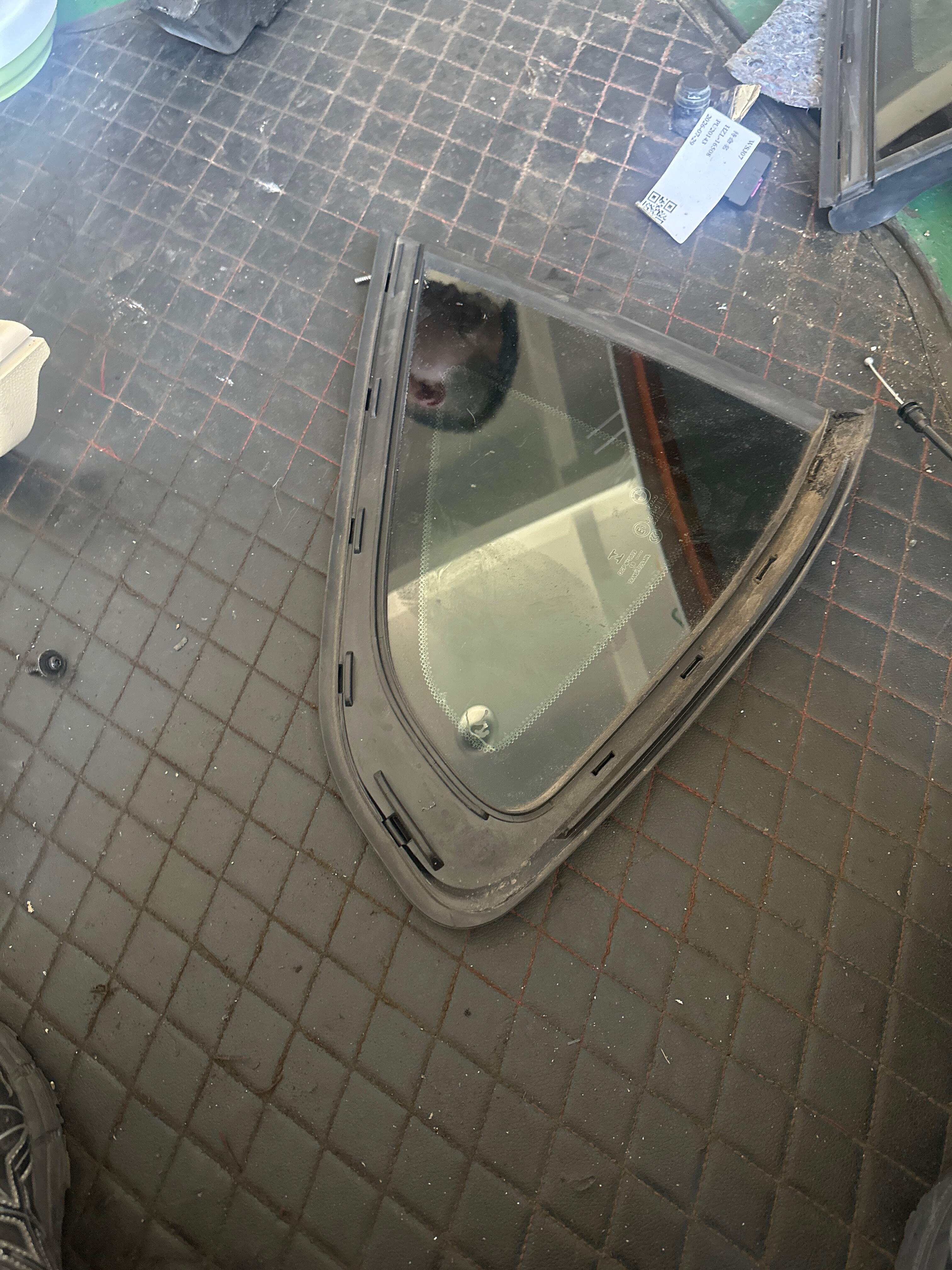 51377416546 后侧围玻璃(右)