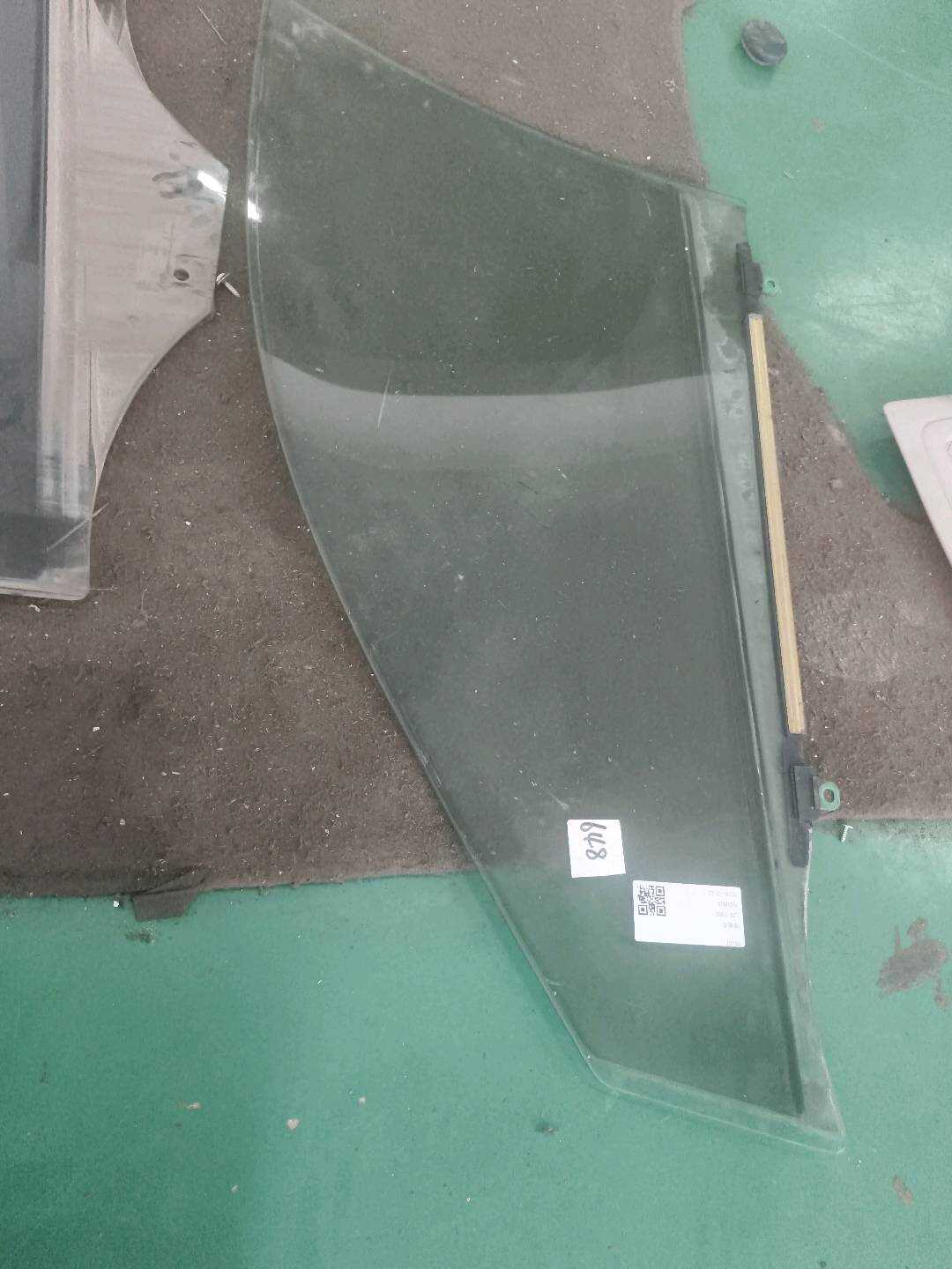 6810133100 前门玻璃（右）