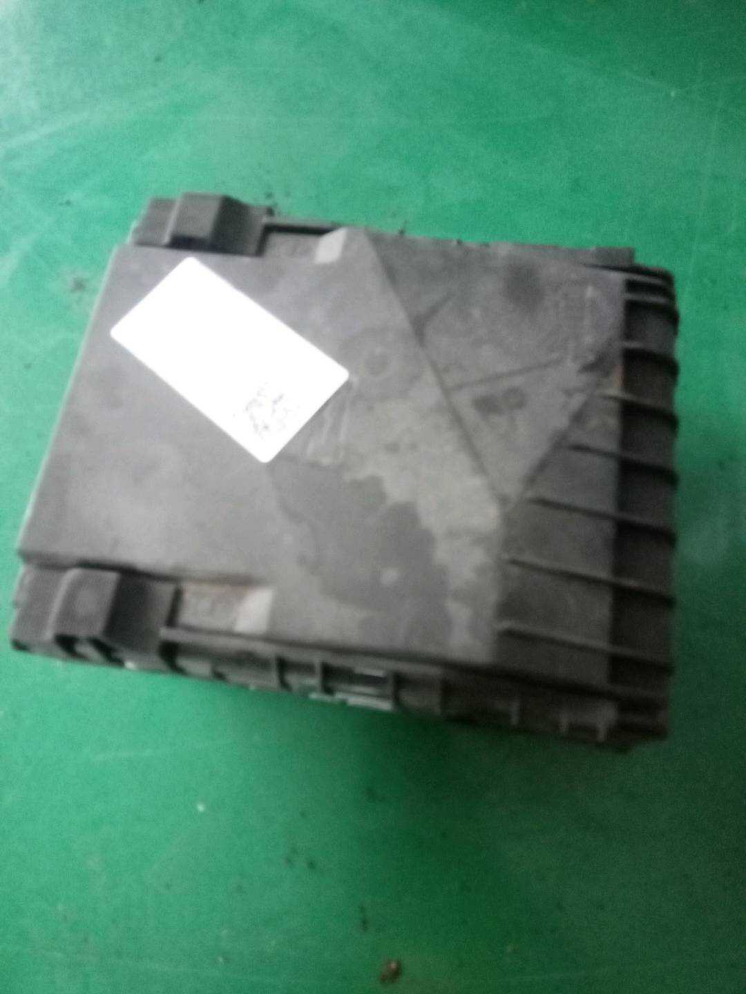 1K0937132F 发动机保险盒