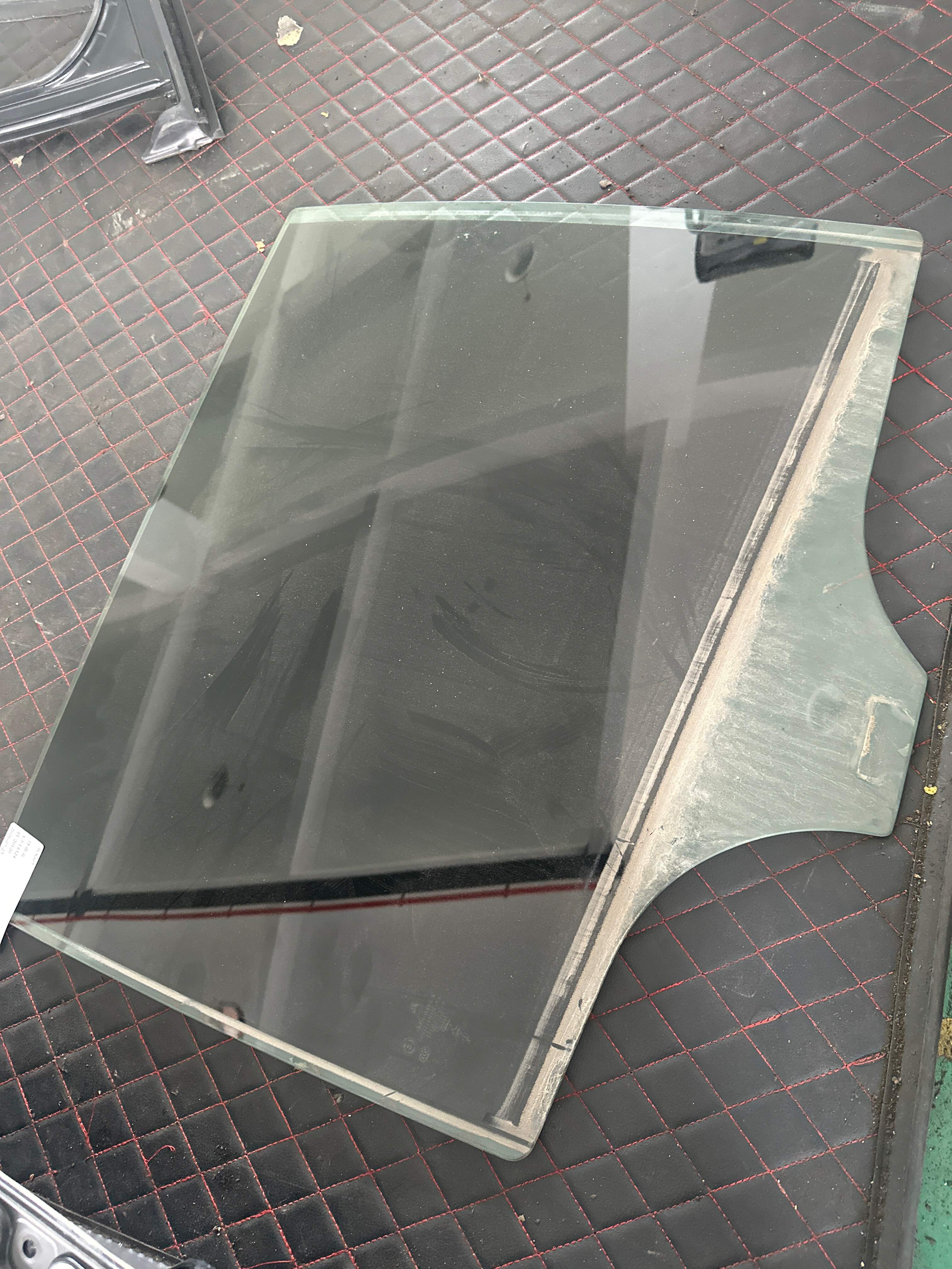 A2537356000 后门玻璃(右)