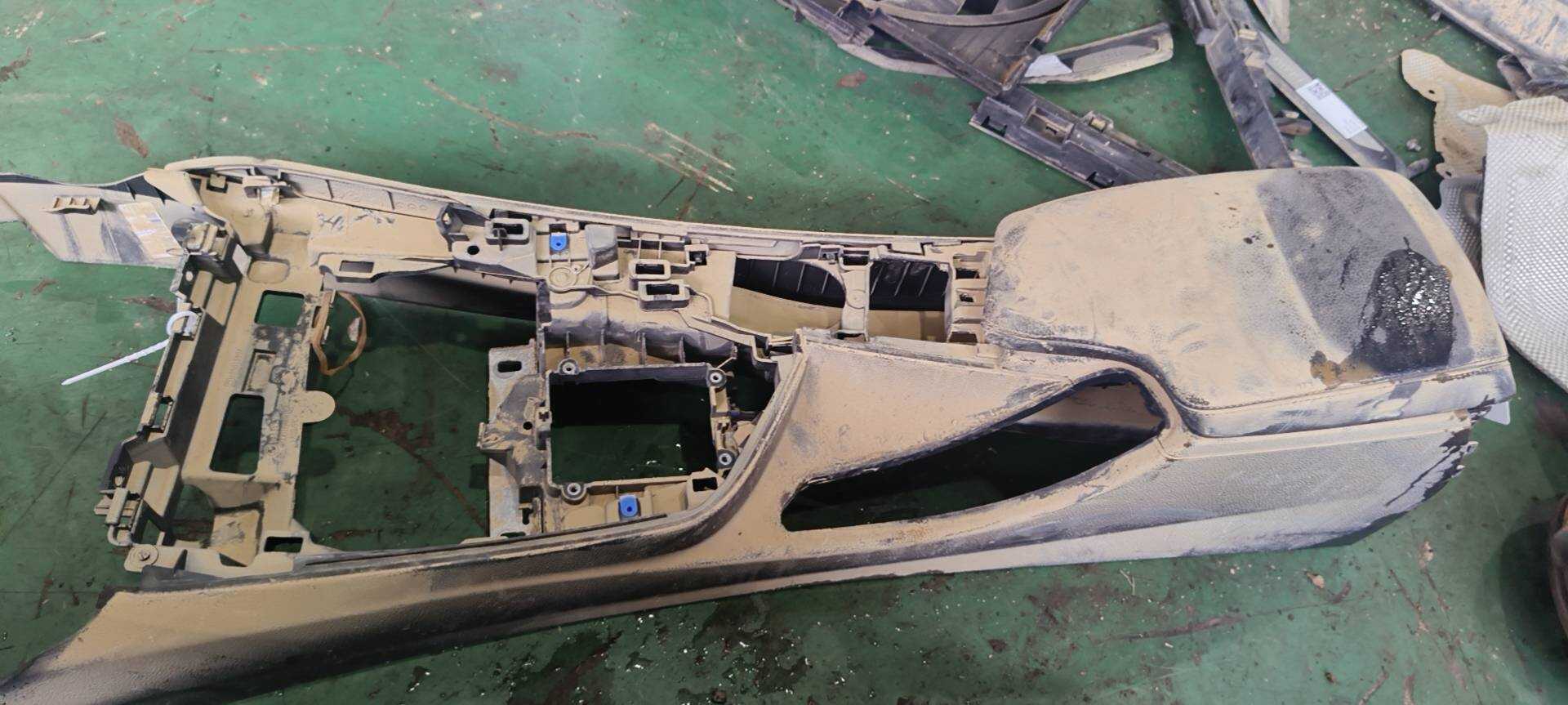 51169360522 Center Console Bracket
