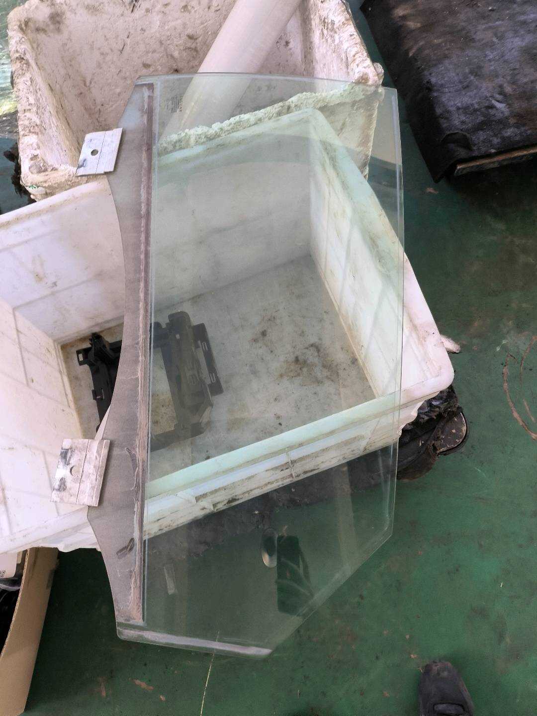 C2D14856 后门玻璃(左)