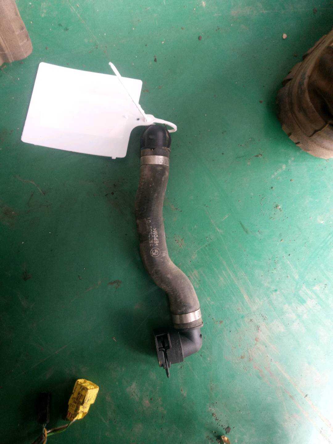 17117593855 发动机出水管机油散热器进水管