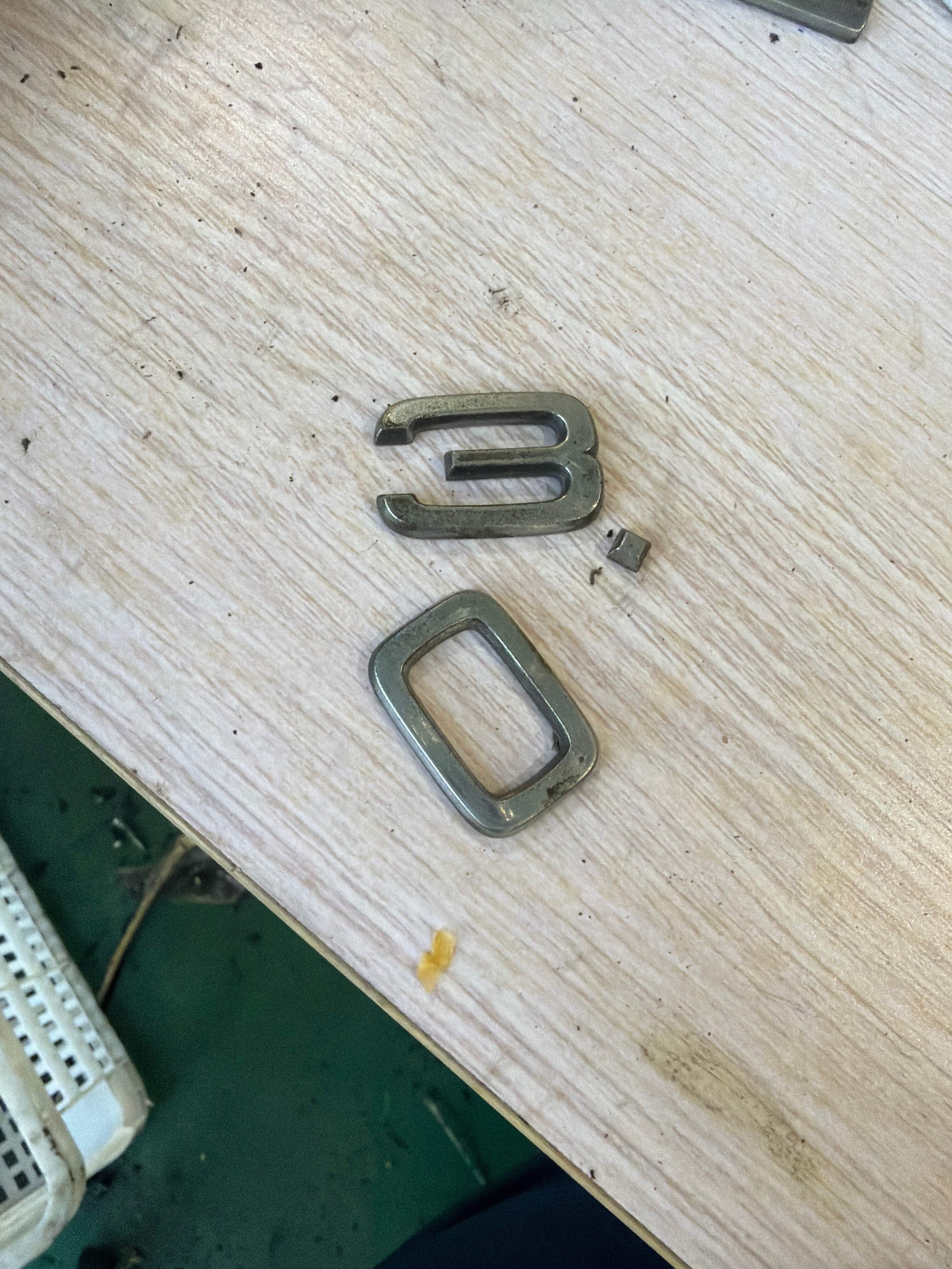 8L0853743G 尾盖字标(排量)