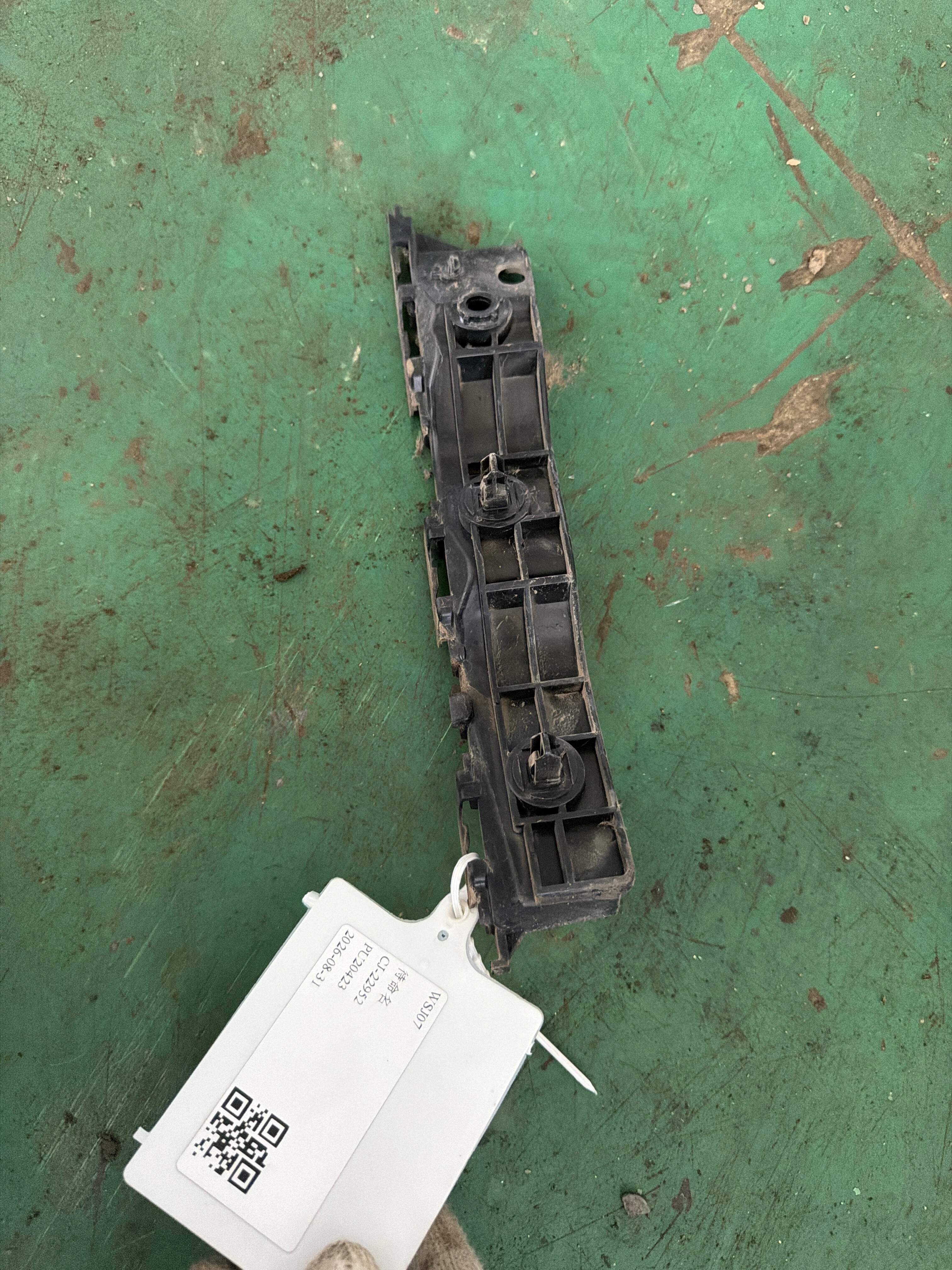 SC2803311 Front Bumper Left Bracket
