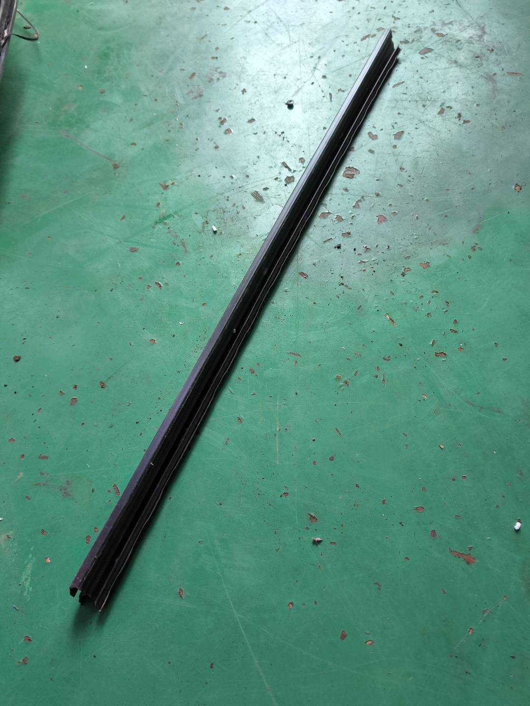 YL00357580 前门玻璃压条(右内)