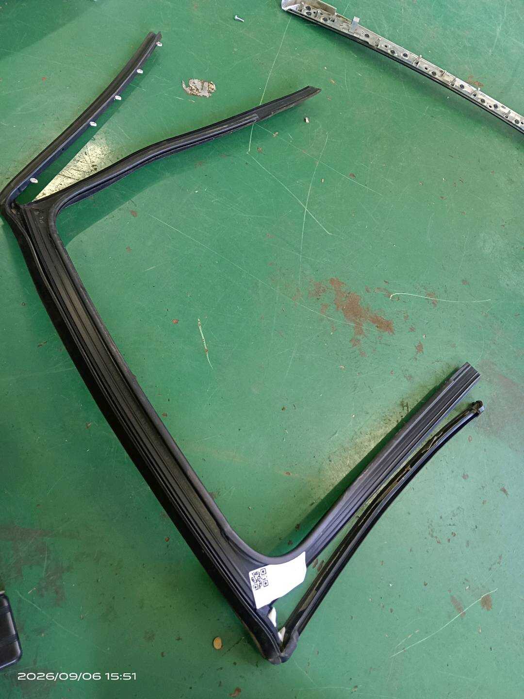 95853343200 后门玻璃绒槽(右)