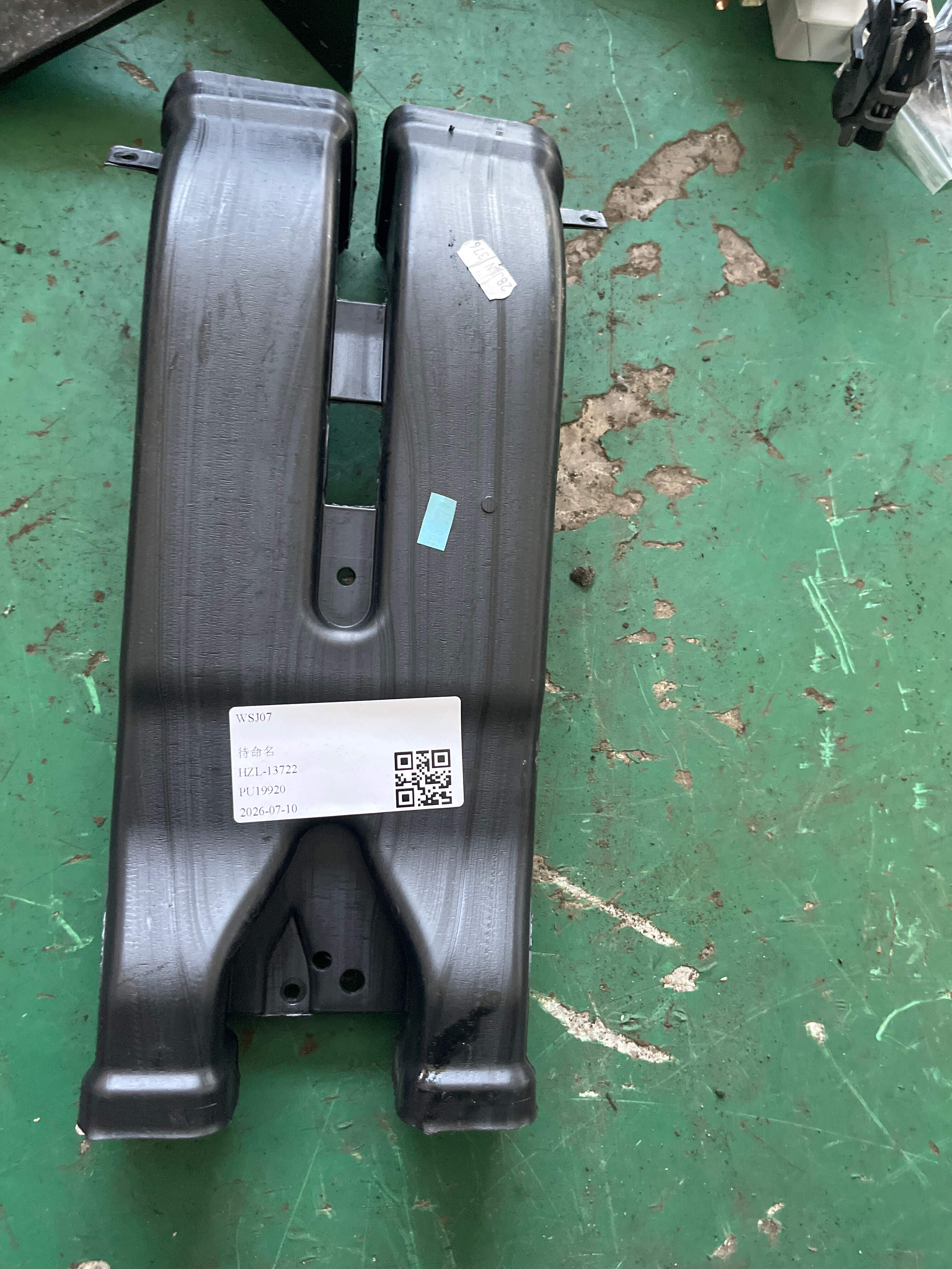 LR033018 Air Duct, Rear