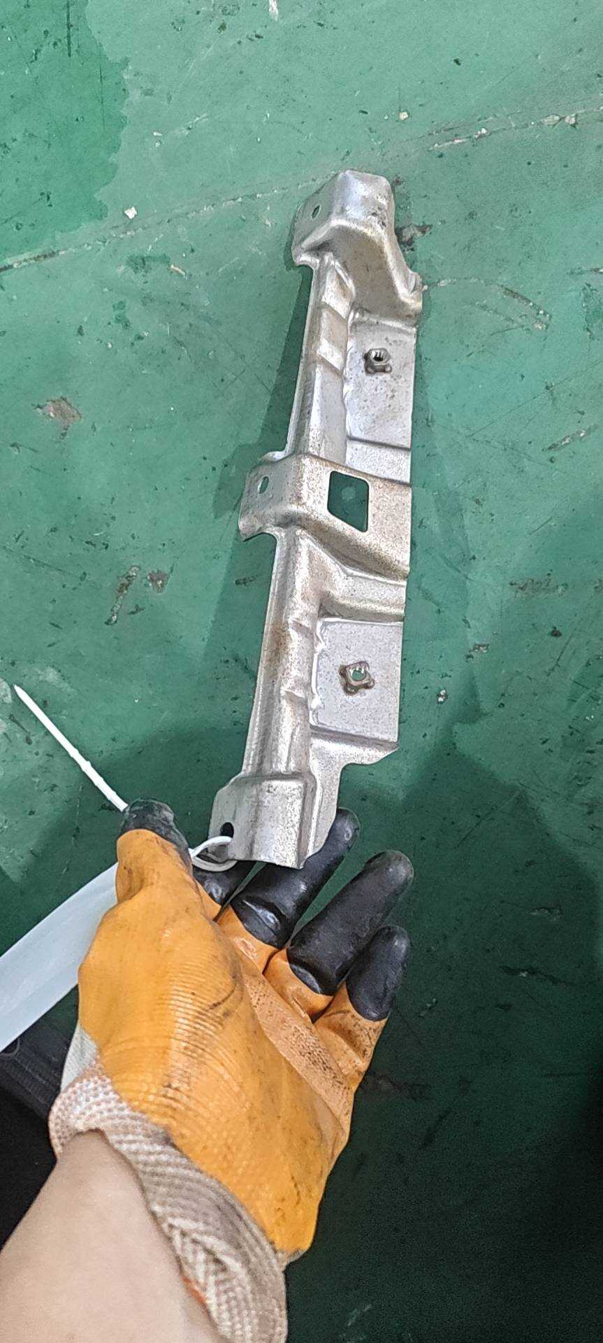 854631M000 车顶扶手支架（左后）